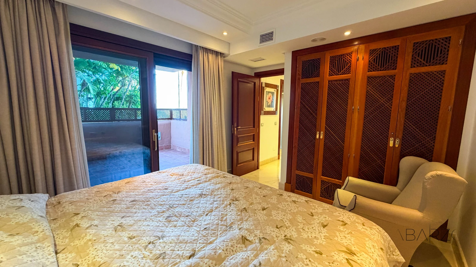 Magnificent beachfront apartment with panoramic sea views and private garden — interior, New Golden Mile, Estepona (28 of 59)