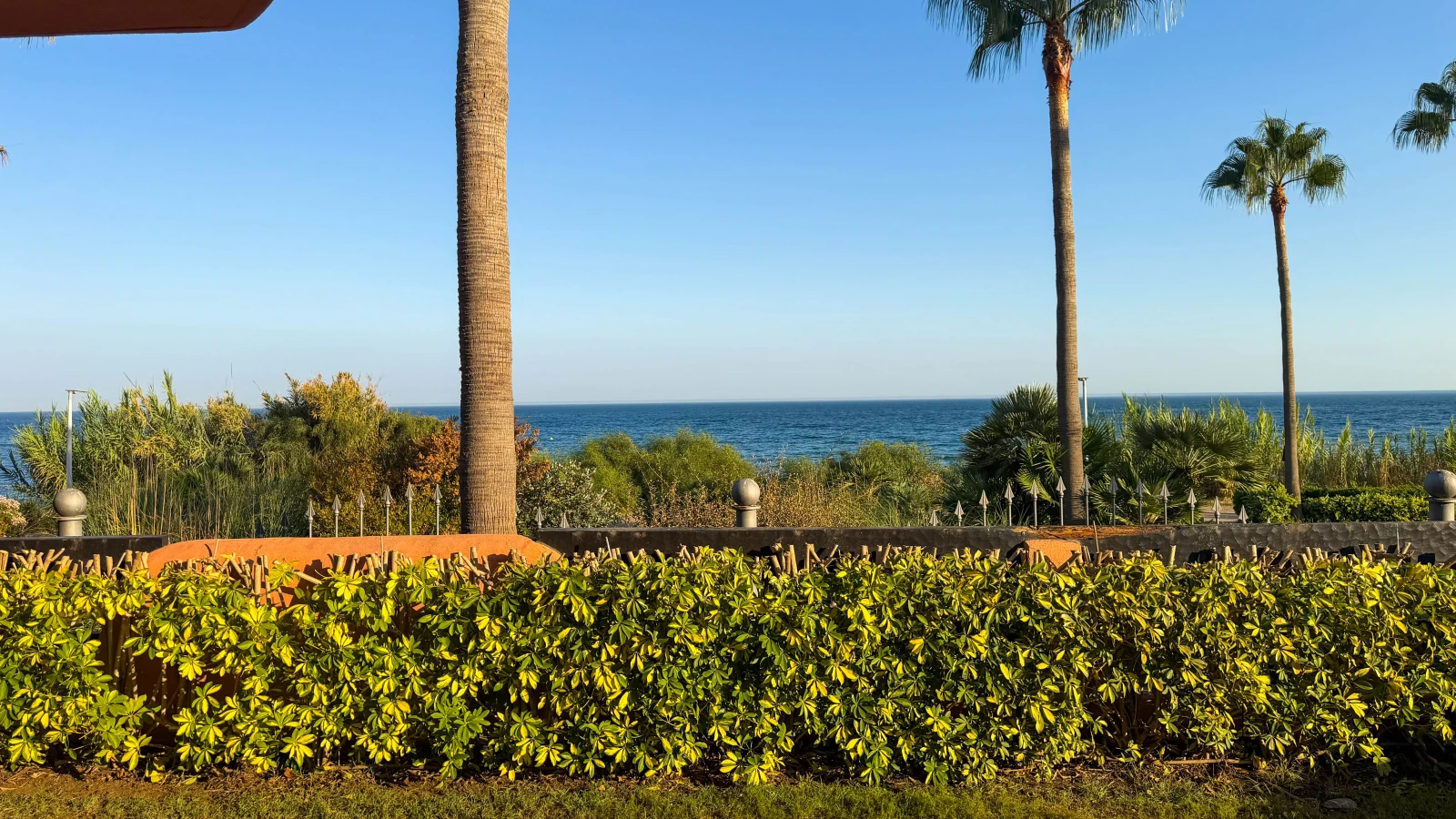 Magnificent beachfront apartment with panoramic sea views and private garden — interior, New Golden Mile, Estepona (9 of 59)