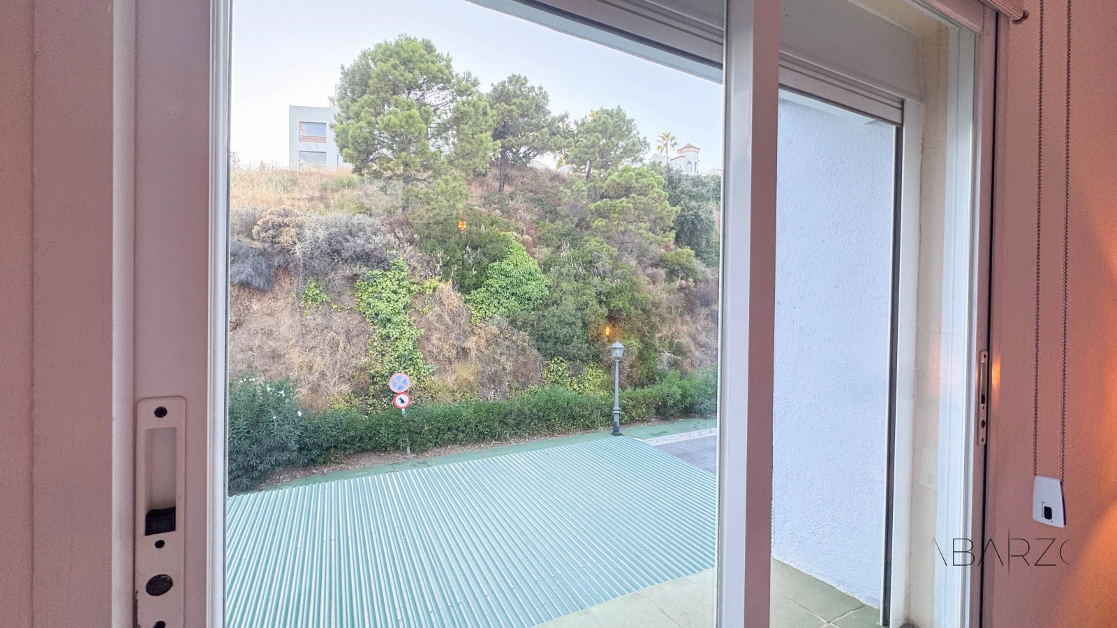 Corner penthouse in Marbella with large terrace and sea and mountain views — interior, La Quinta, Benahavís (39 of 40)