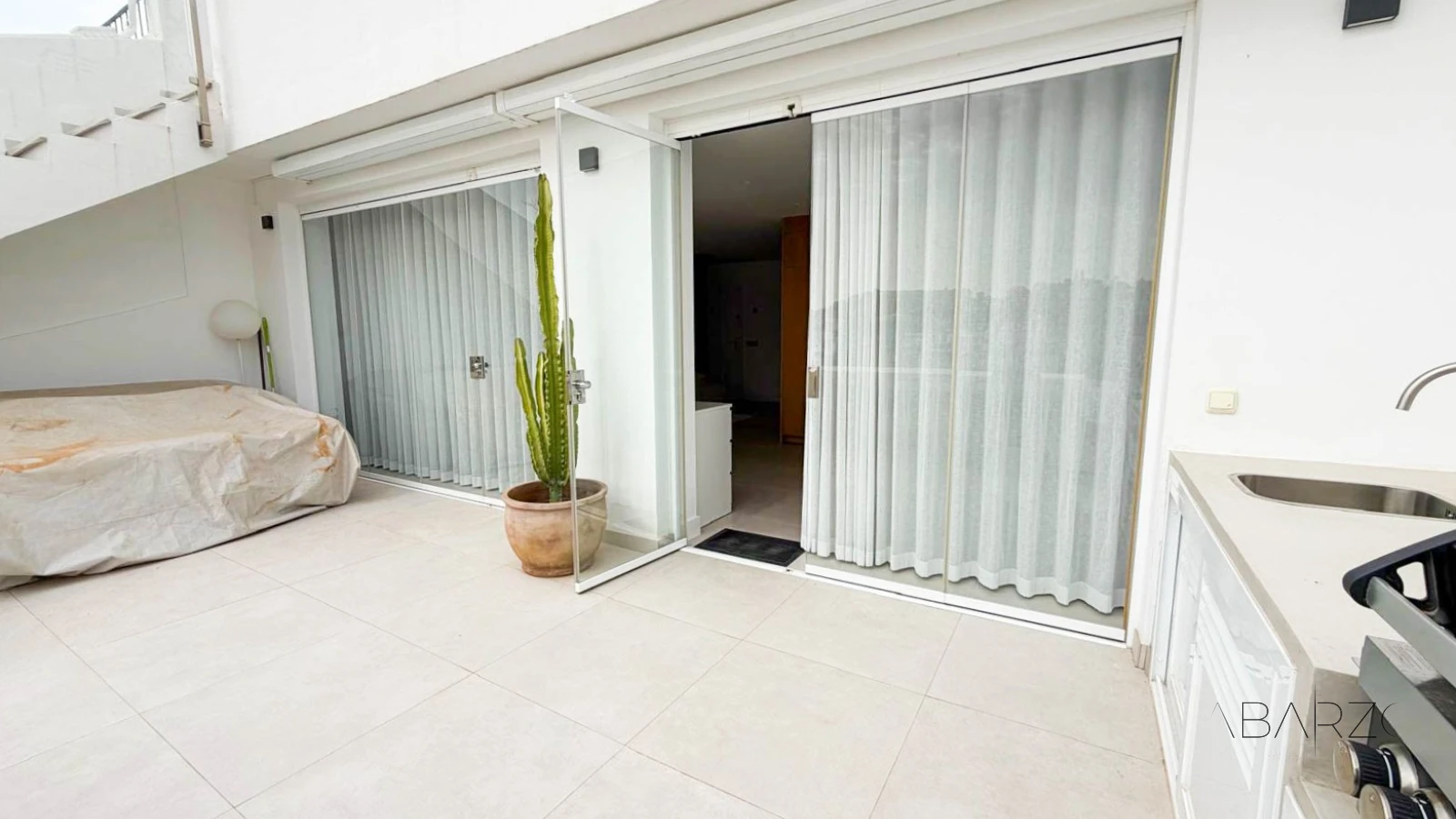 Corner penthouse in Marbella with large terrace and sea and mountain views — interior, La Quinta, Benahavís (29 of 38)