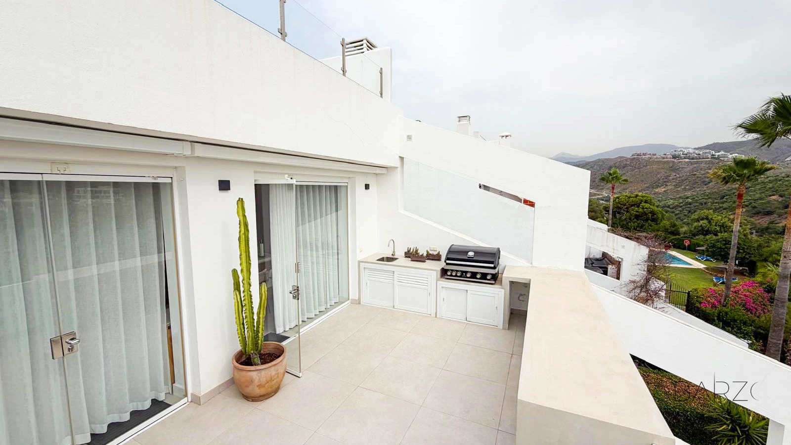 Corner penthouse in Marbella with large terrace and sea and mountain views — interior, La Quinta, Benahavís (32 of 38)