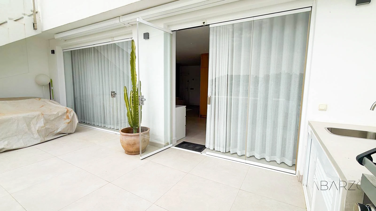 Corner penthouse in Marbella with large terrace and sea and mountain views — interior, La Quinta, Benahavís (28 of 38)