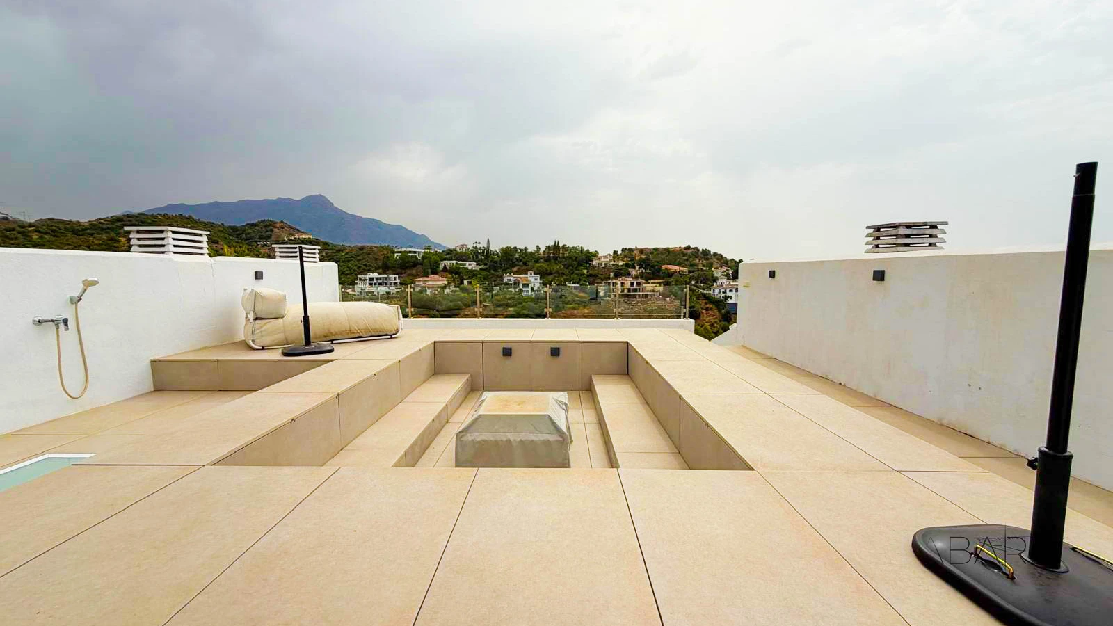 Corner penthouse in Marbella with large terrace and sea and mountain views — interior, La Quinta, Benahavís (23 of 38)