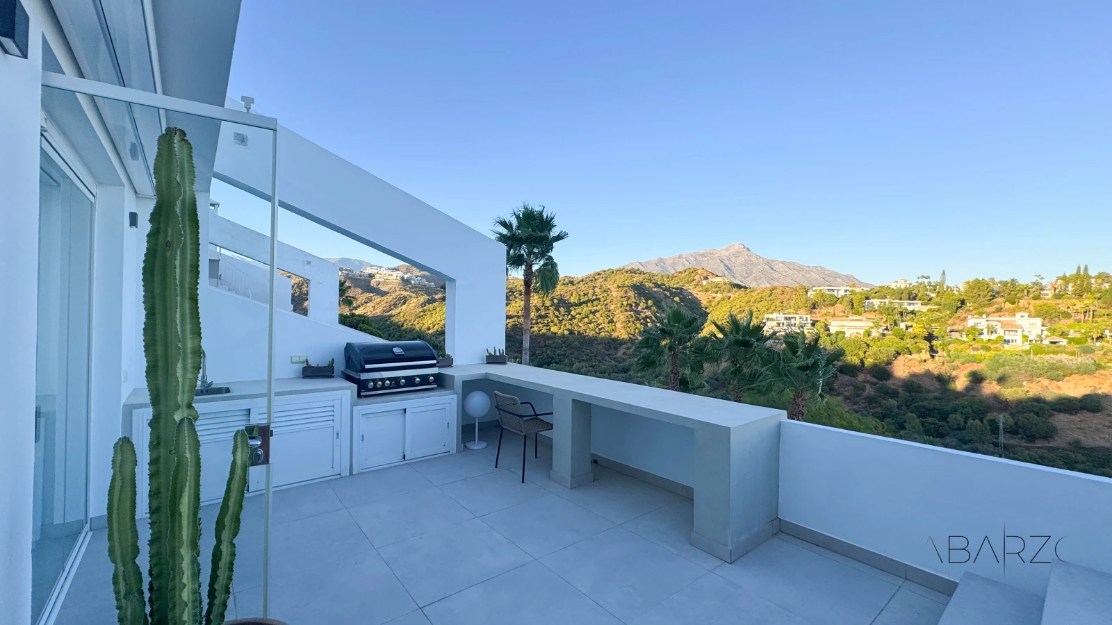 Corner penthouse in Marbella with large terrace and sea and mountain views — interior, La Quinta, Benahavís (23 of 40)