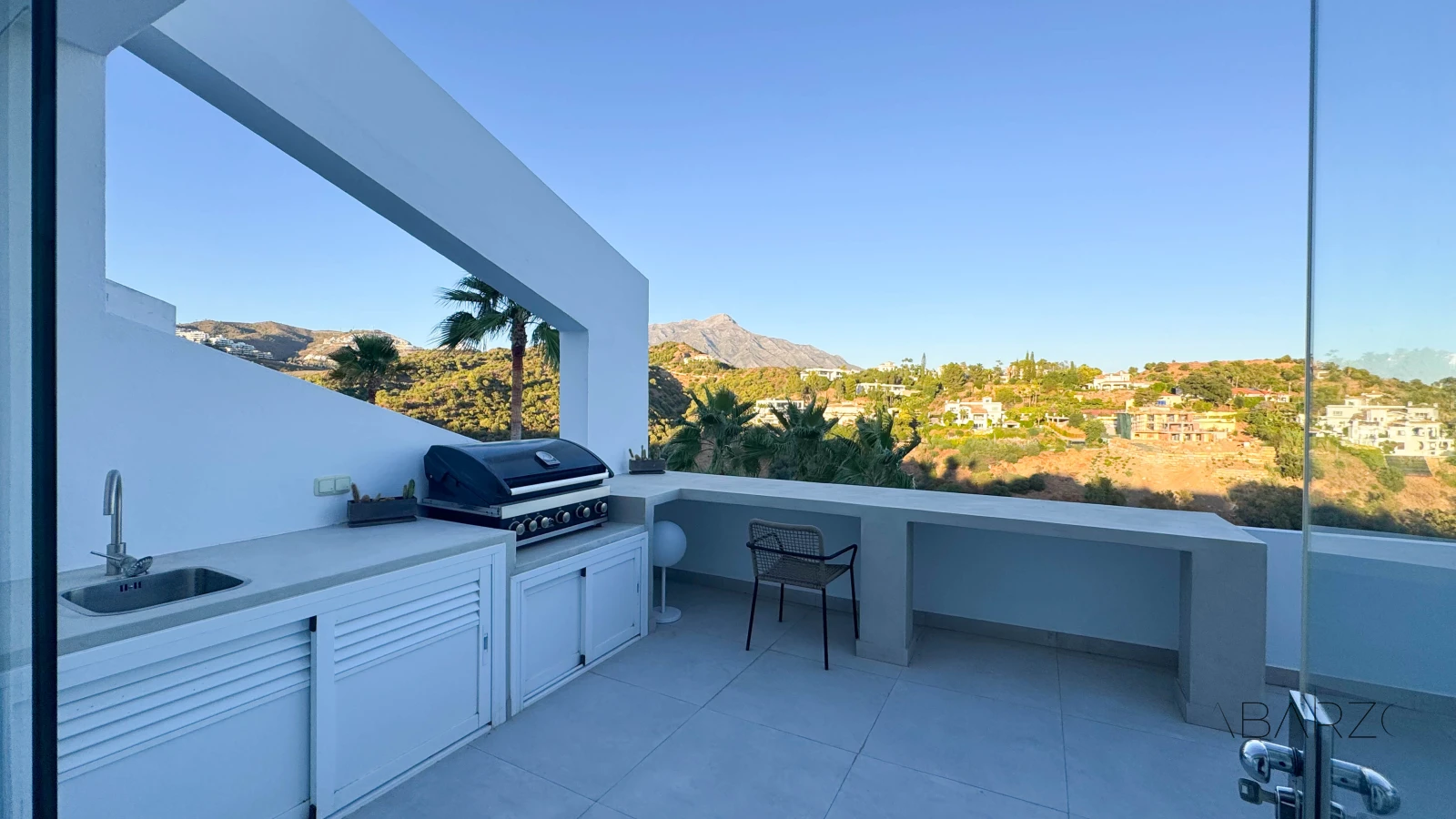 Corner penthouse in Marbella with large terrace and sea and mountain views — interior, La Quinta, Benahavís (22 of 40)