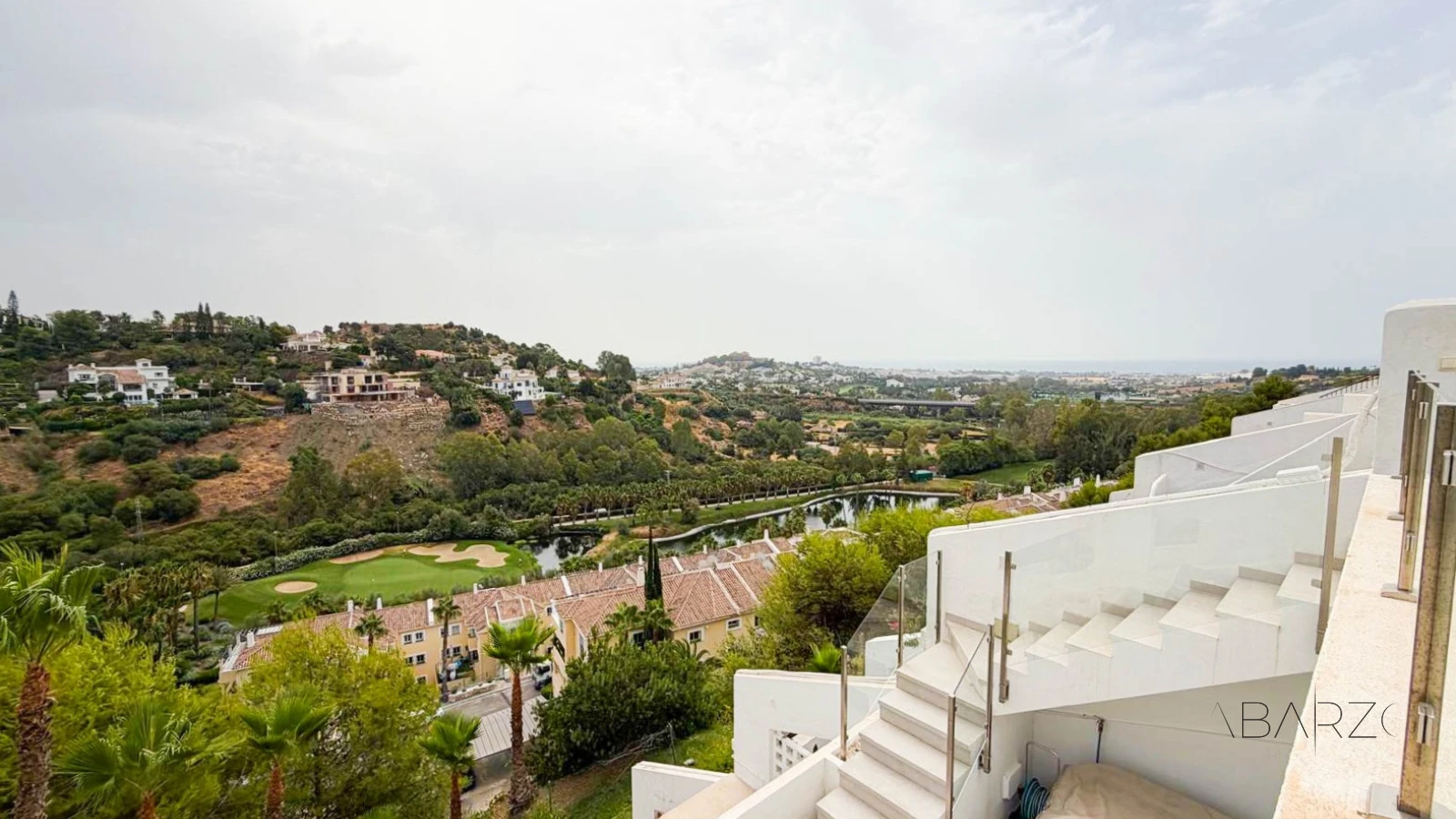 Corner penthouse in Marbella with large terrace and sea and mountain views — interior, La Quinta, Benahavís (26 of 38)