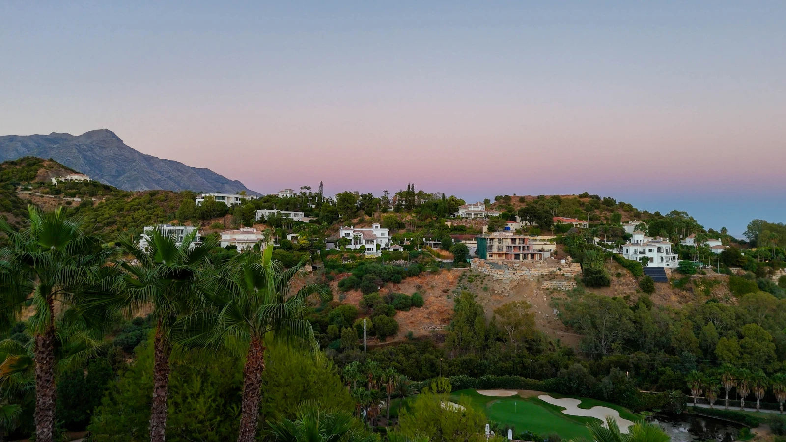 Corner penthouse in Marbella with large terrace and sea and mountain views — interior, La Quinta, Benahavís (35 of 40)