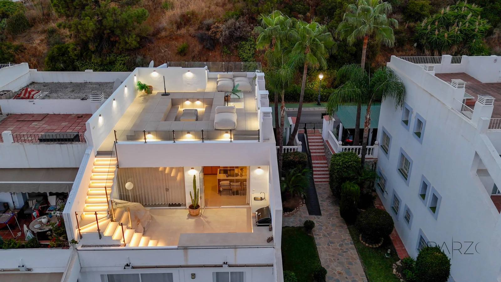 Corner penthouse in Marbella with large terrace and sea and mountain views — luxury property for sale in La Quinta, Benahavís