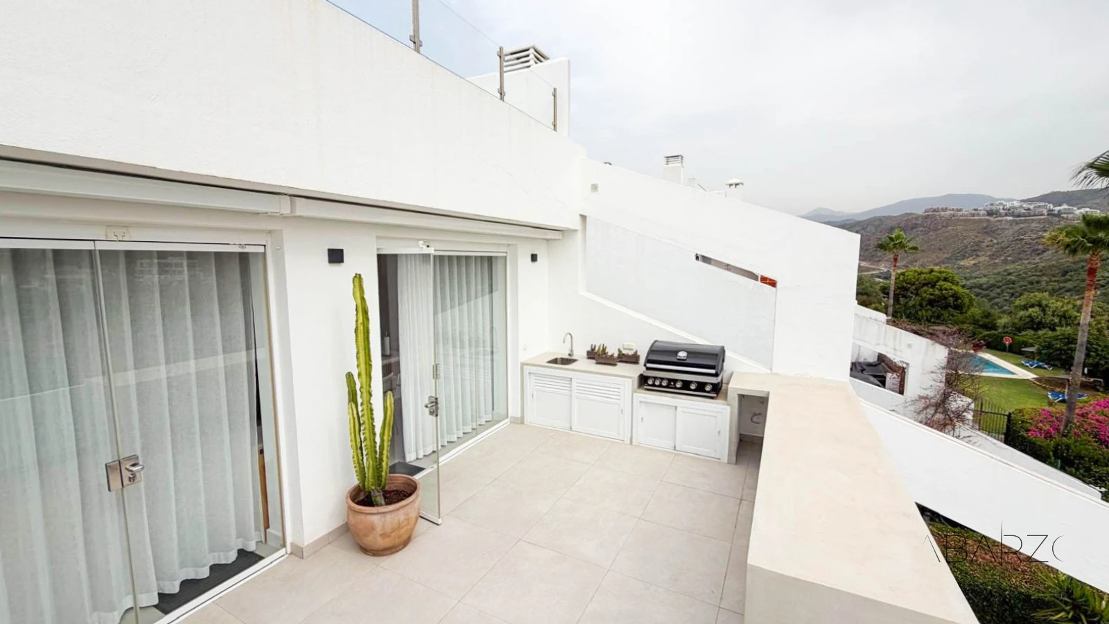 Corner penthouse in Marbella with large terrace and sea and mountain views — interior, La Quinta, Benahavís (33 of 38)