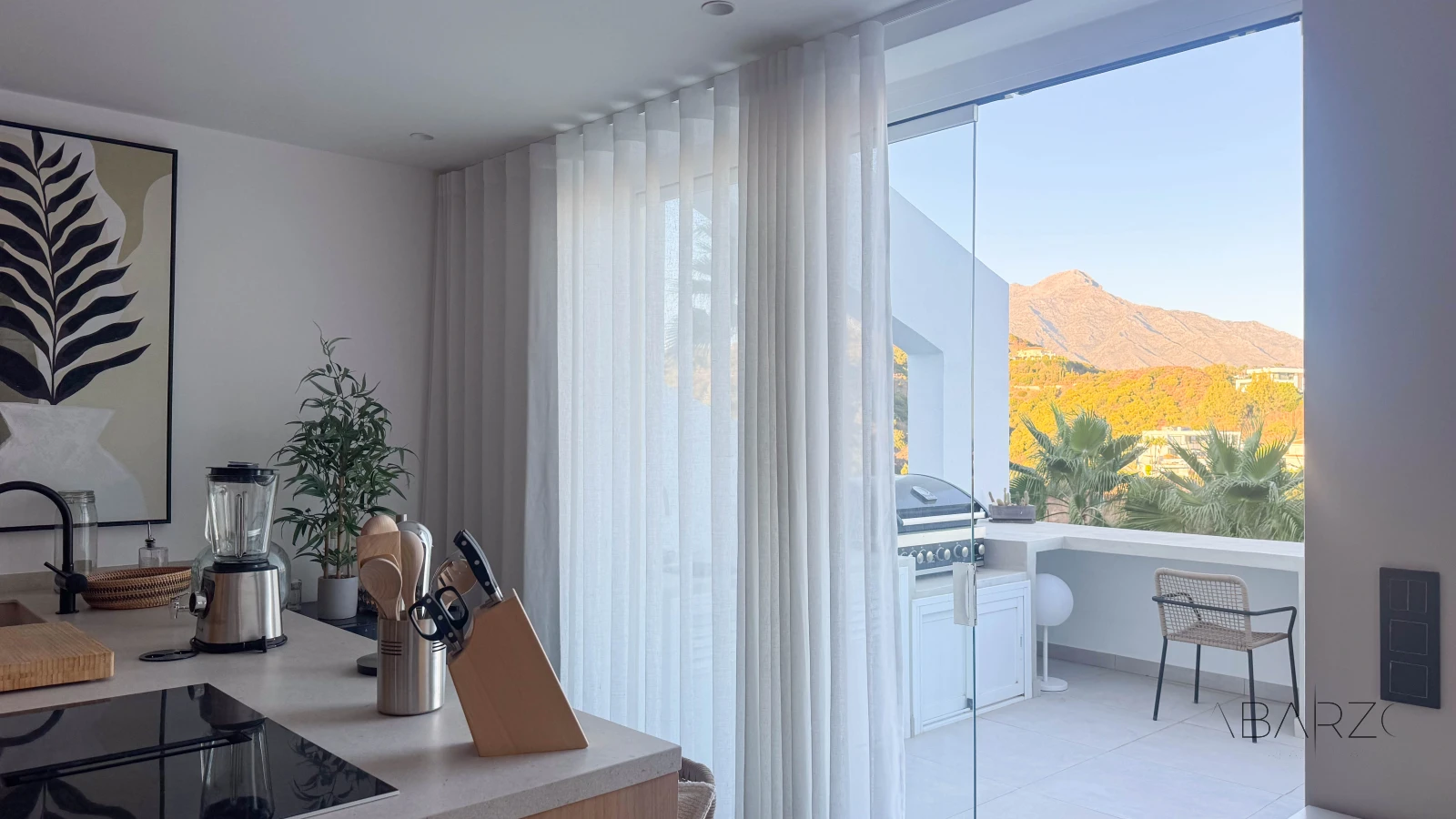 Corner penthouse in Marbella with large terrace and sea and mountain views — interior, La Quinta, Benahavís (12 of 40)