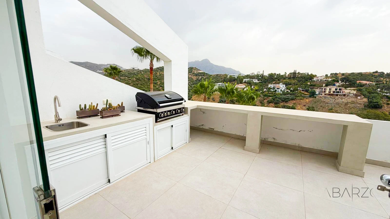 Corner penthouse in Marbella with large terrace and sea and mountain views — interior, La Quinta, Benahavís (27 of 38)