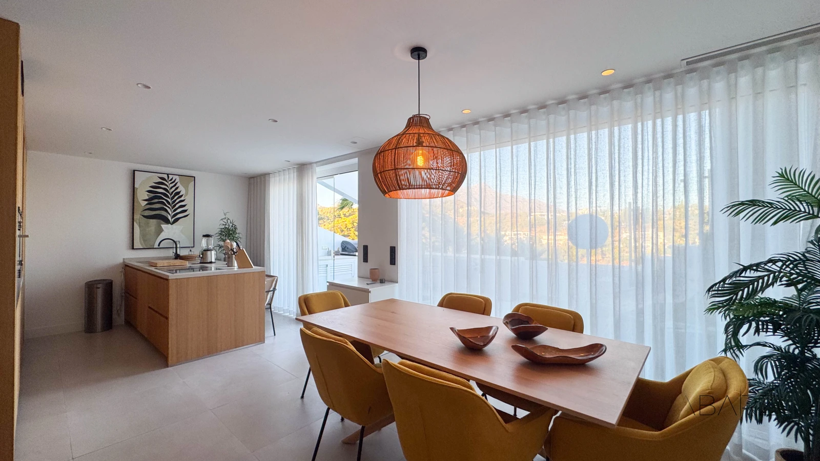 Corner penthouse in Marbella with large terrace and sea and mountain views — interior, La Quinta, Benahavís (8 of 40)