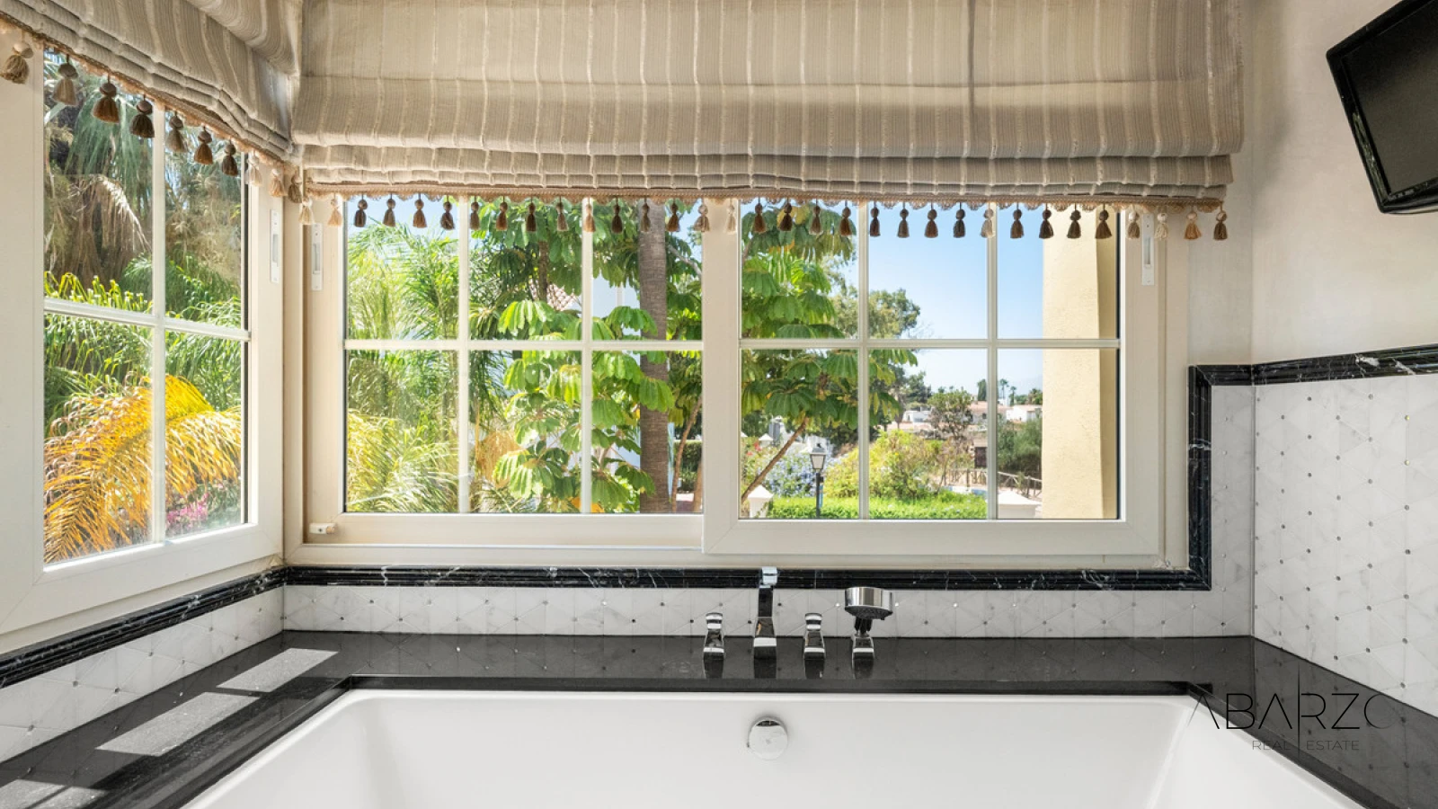 Beachside villa with private pool in exclusive Cortijo Blanco, Marbella — interior, Cortijo Blanco, San Pedro de Alcántara (12 of 41)