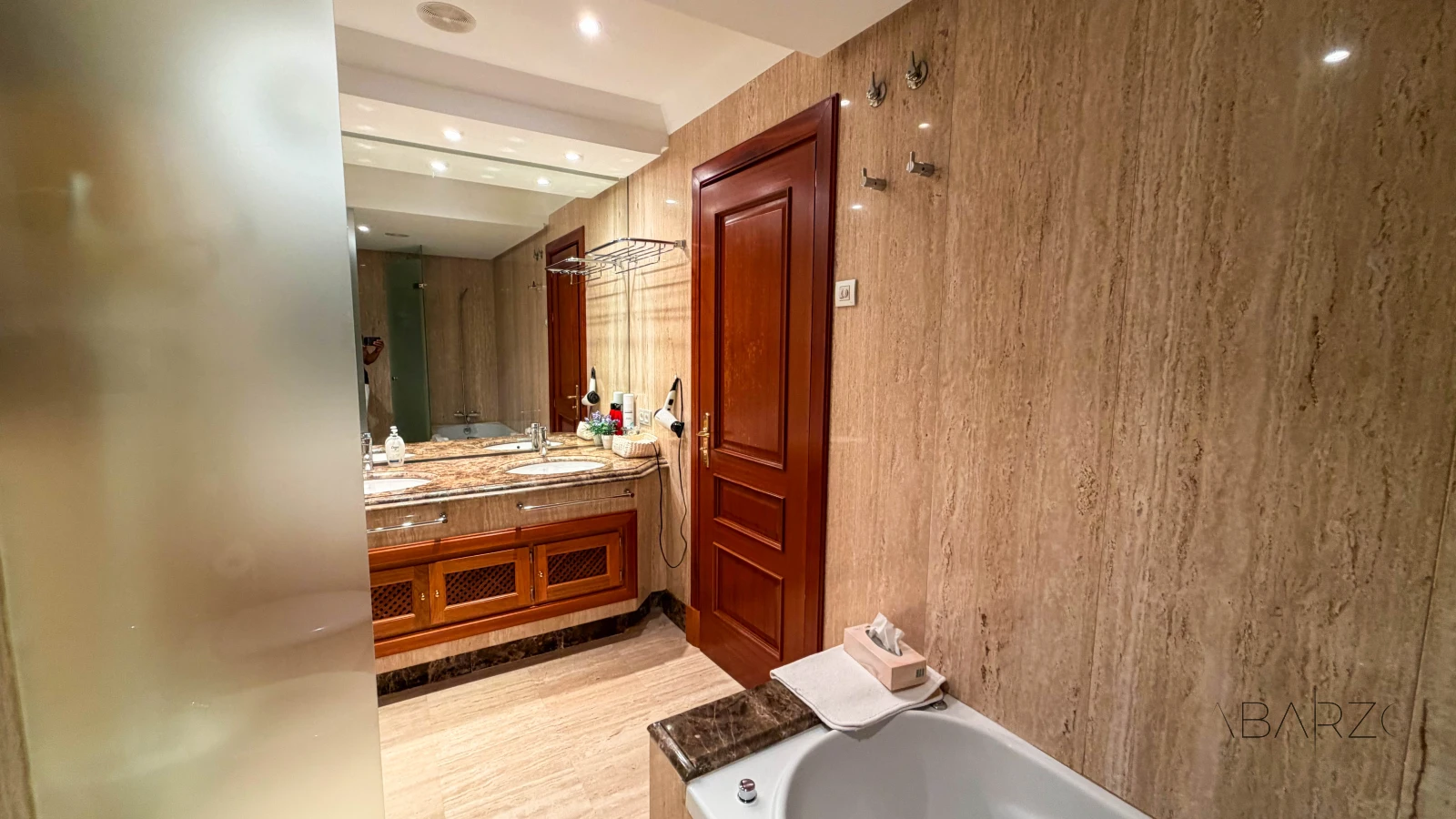 Beautiful beachfront corner apartment with sea views and private garden — interior, New Golden Mile, Estepona (12 of 29)