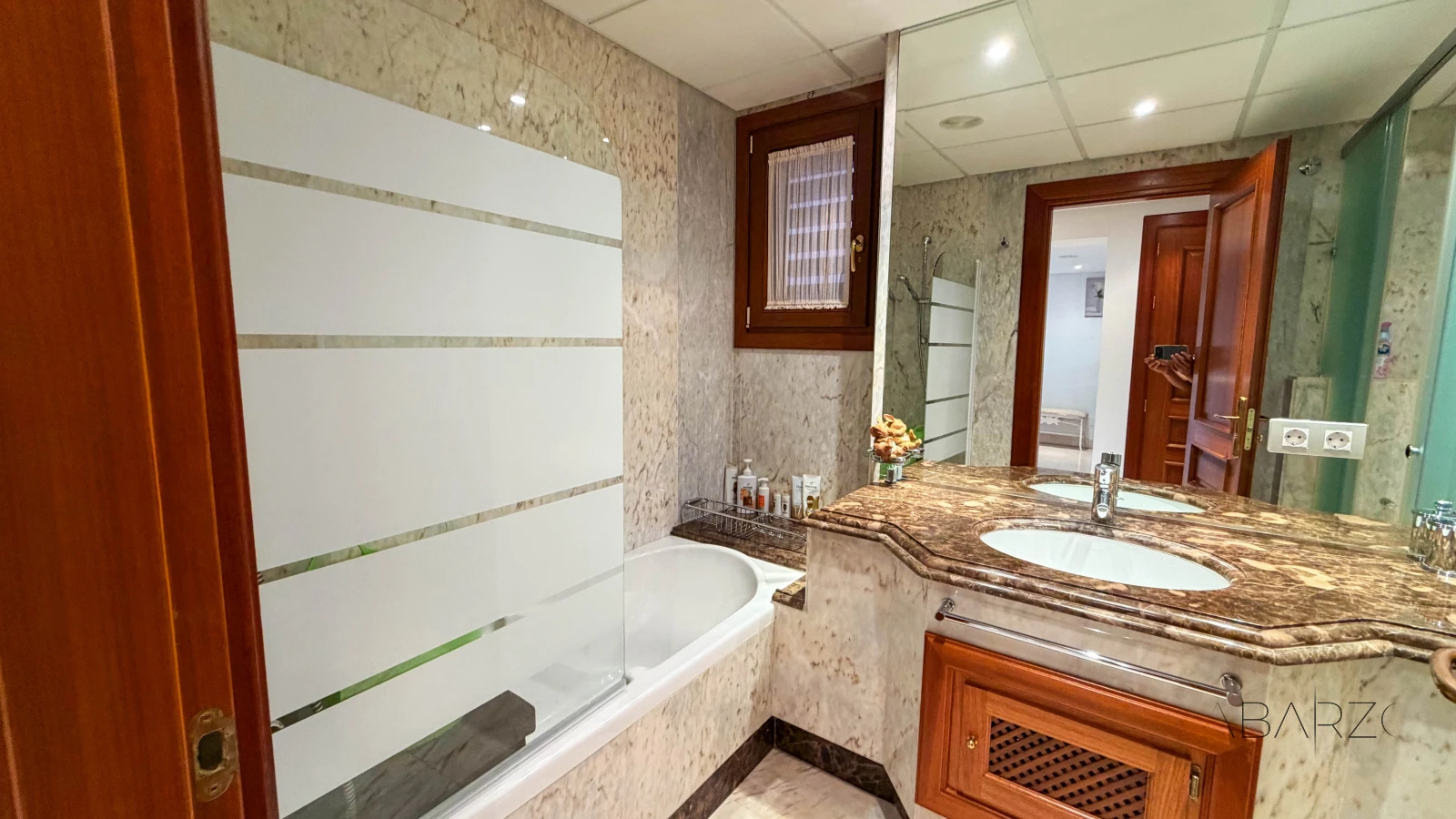 Beautiful beachfront corner apartment with sea views and private garden — interior, New Golden Mile, Estepona (17 of 29)