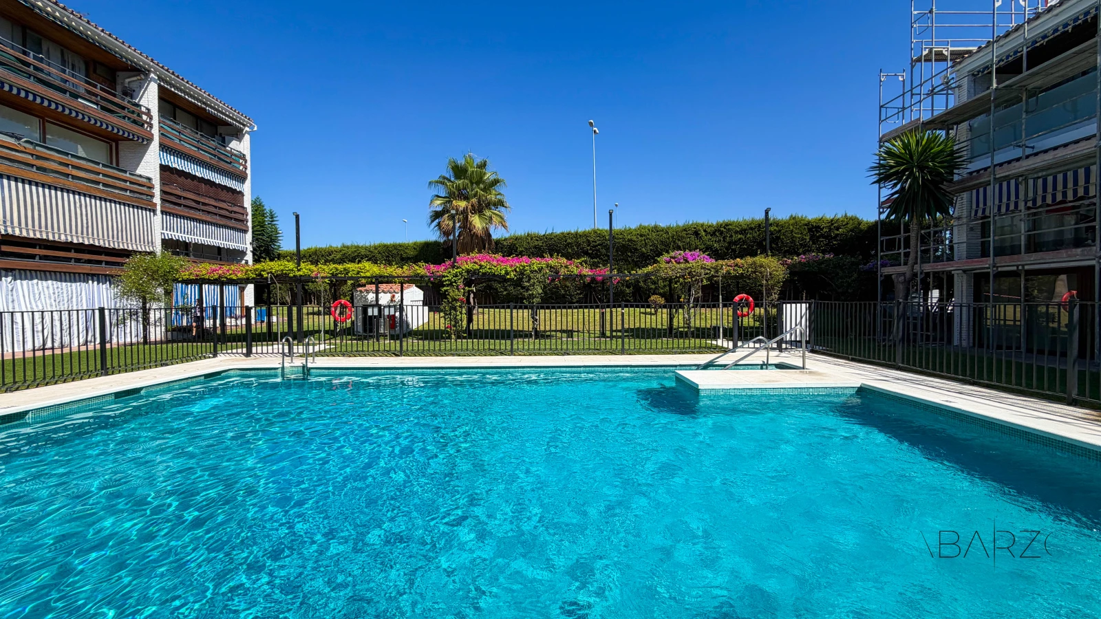 Красивый апартамент в Cortijo Blanco рядом с Пуэрто Банус с бассейном и садом — luxury property for sale in Cortijo Blanco, San Pedro de Alcántara