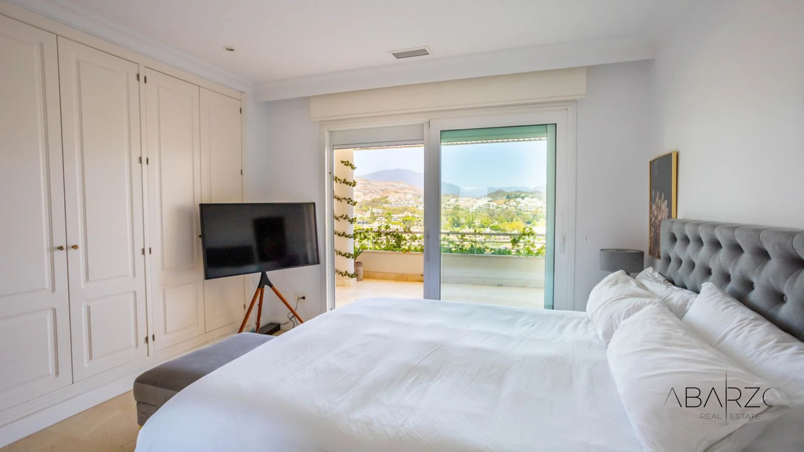 Renovated Apartment in Golf Valley Marbella with Panoramic Views and Large Terrace — interior, Nueva Andalucía, Marbella (11 of 19)