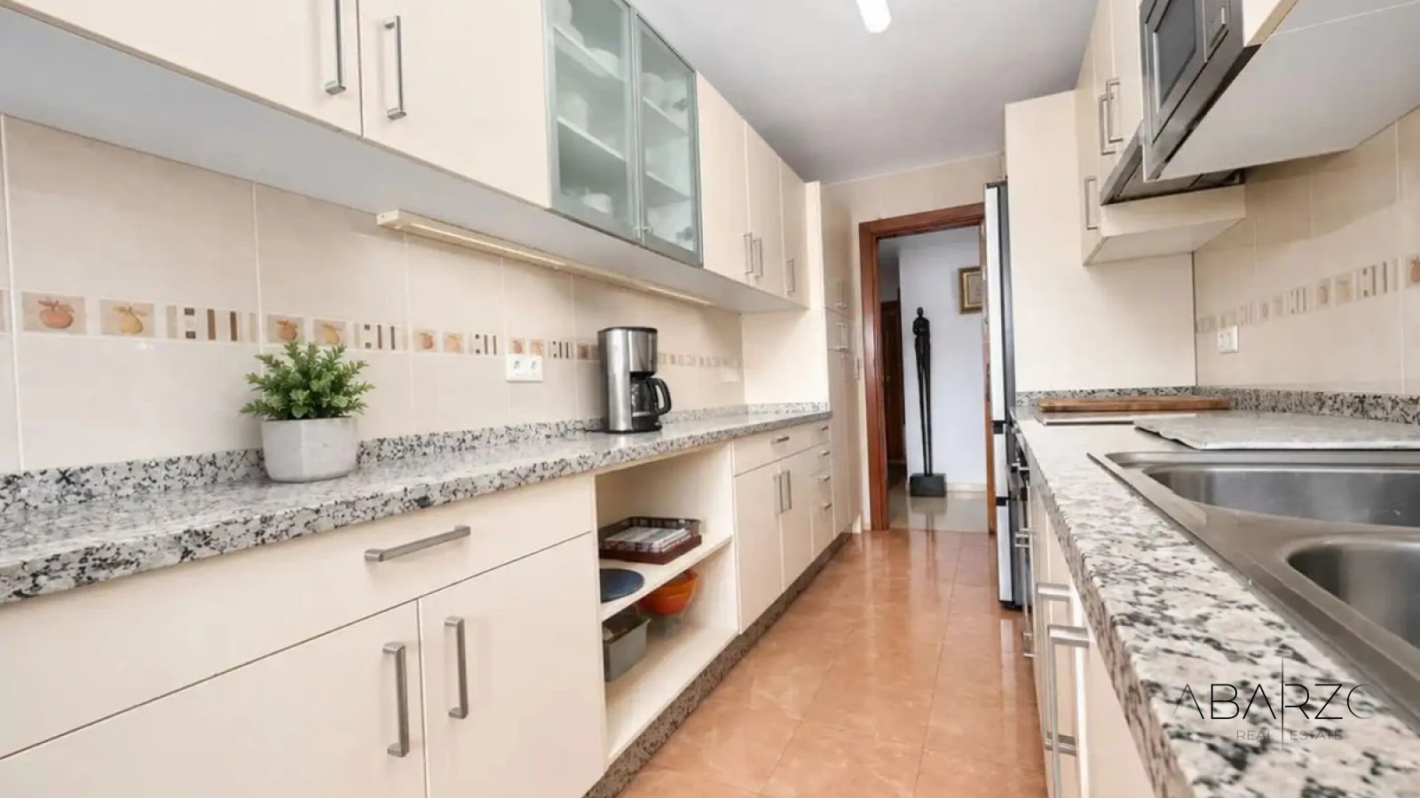 Three-Bedroom Apartment with Garage in the Centre of Marbella, Metres from the Promenade — interior, Marbella Centro, Marbella (7 of 22)