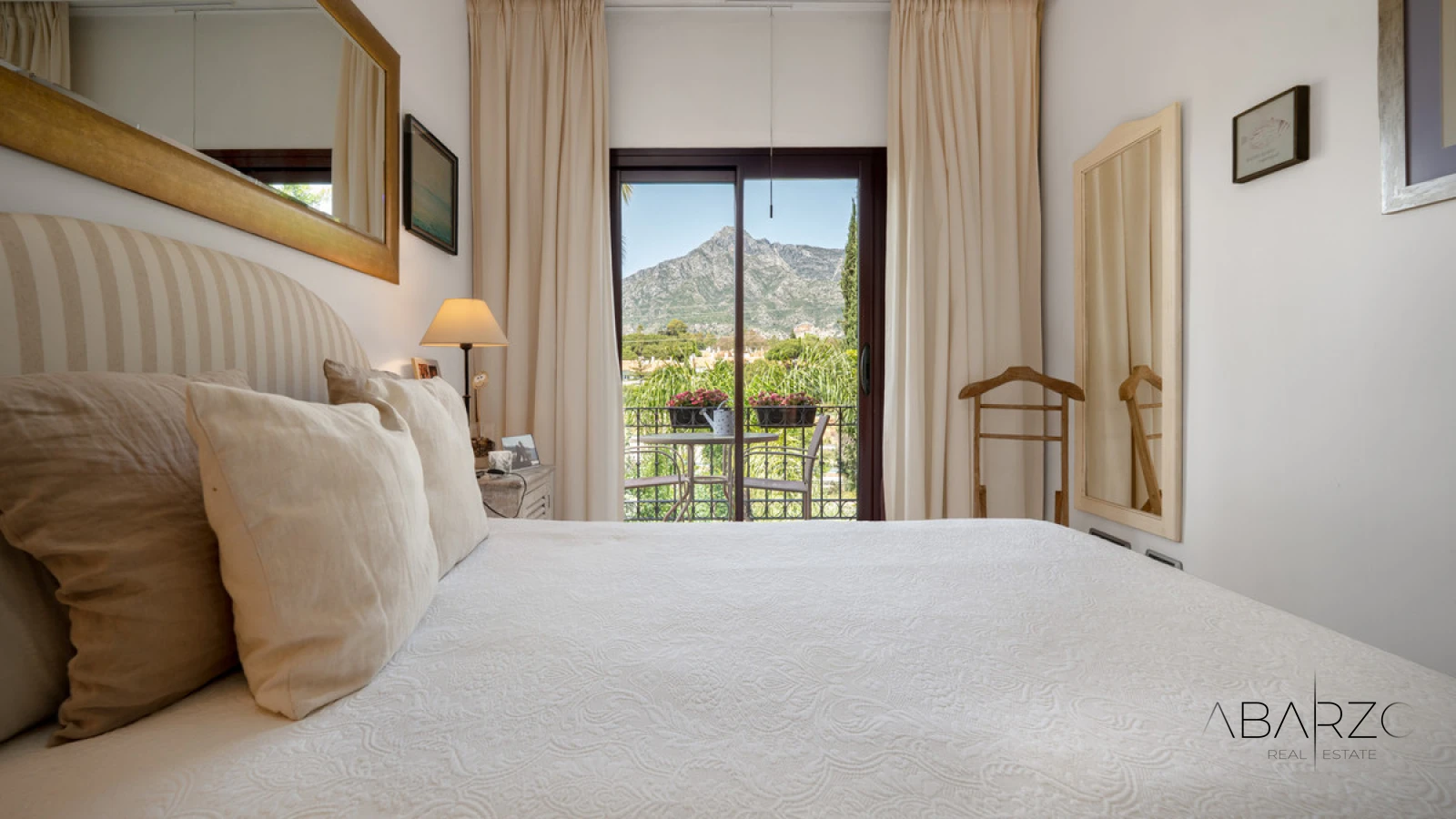 Townhouse Oasis: Luxury 5-Bedroom Townhouse in Marbella's Golden Mile with Private Garden and Rooftop Solarium — interior, Golden Mile, Marbella (6 of 49)