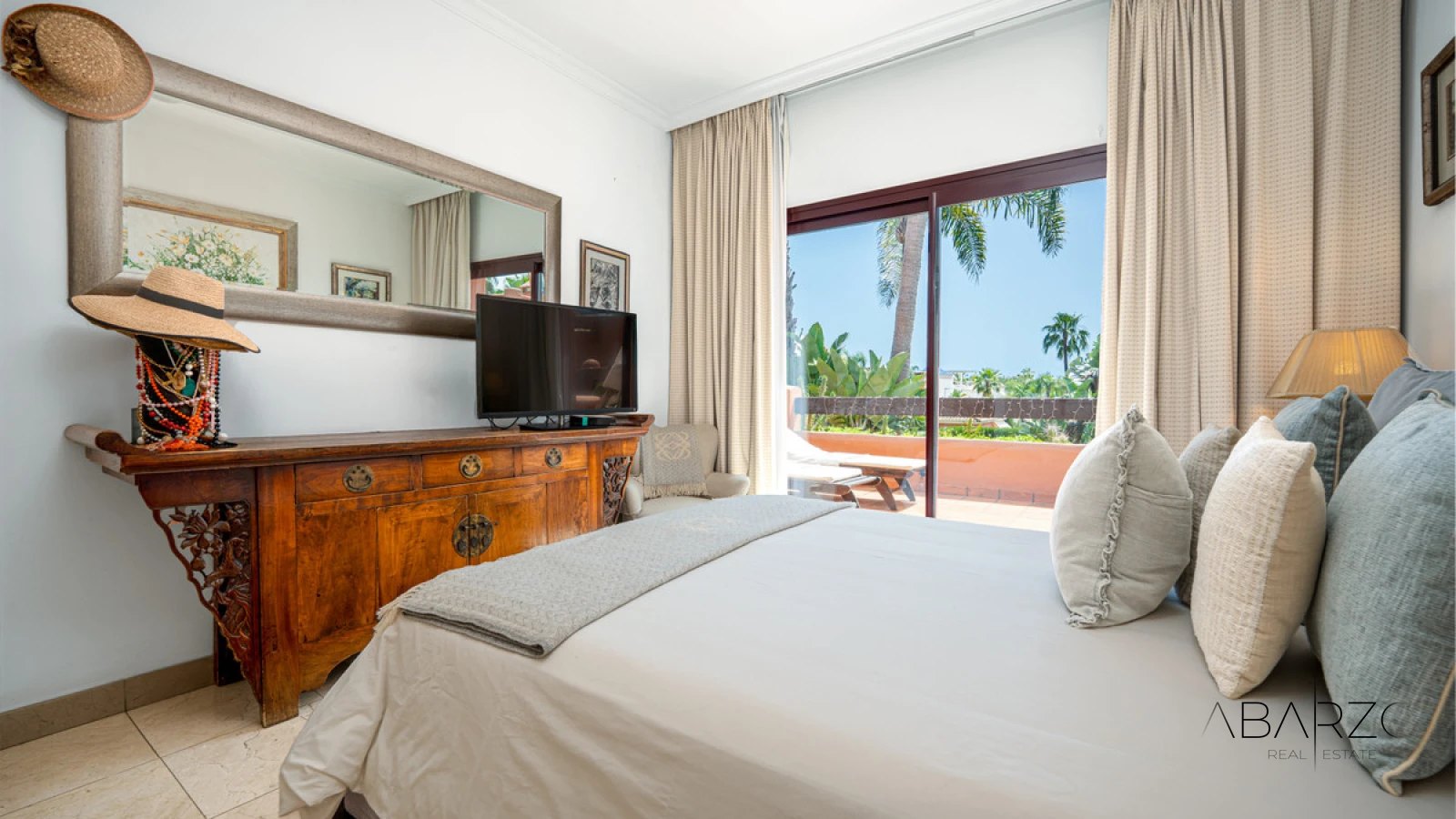 Townhouse Oasis: Luxury 5-Bedroom Townhouse in Marbella's Golden Mile with Private Garden and Rooftop Solarium — interior, Golden Mile, Marbella (3 of 49)