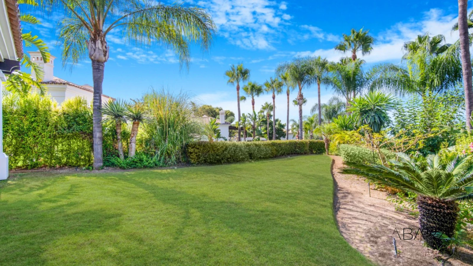 Renovation Opportunity: Four-Bedroom South-Facing Villa in Las Lomas de Magna Marbella — interior, Golden Mile, Marbella (5 of 31)
