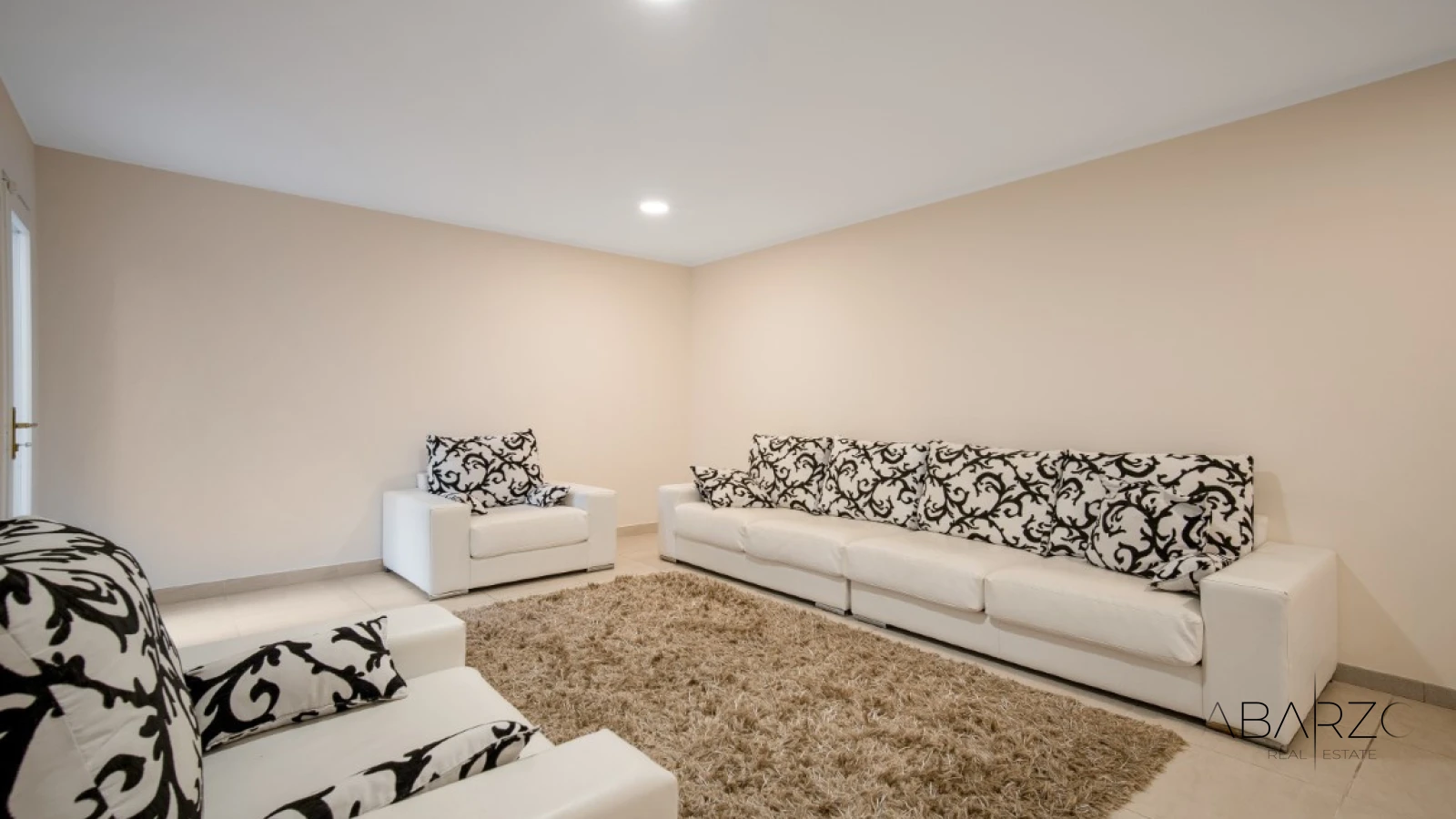 Renovation Opportunity: Four-Bedroom South-Facing Villa in Las Lomas de Magna Marbella — interior, Golden Mile, Marbella (18 of 31)