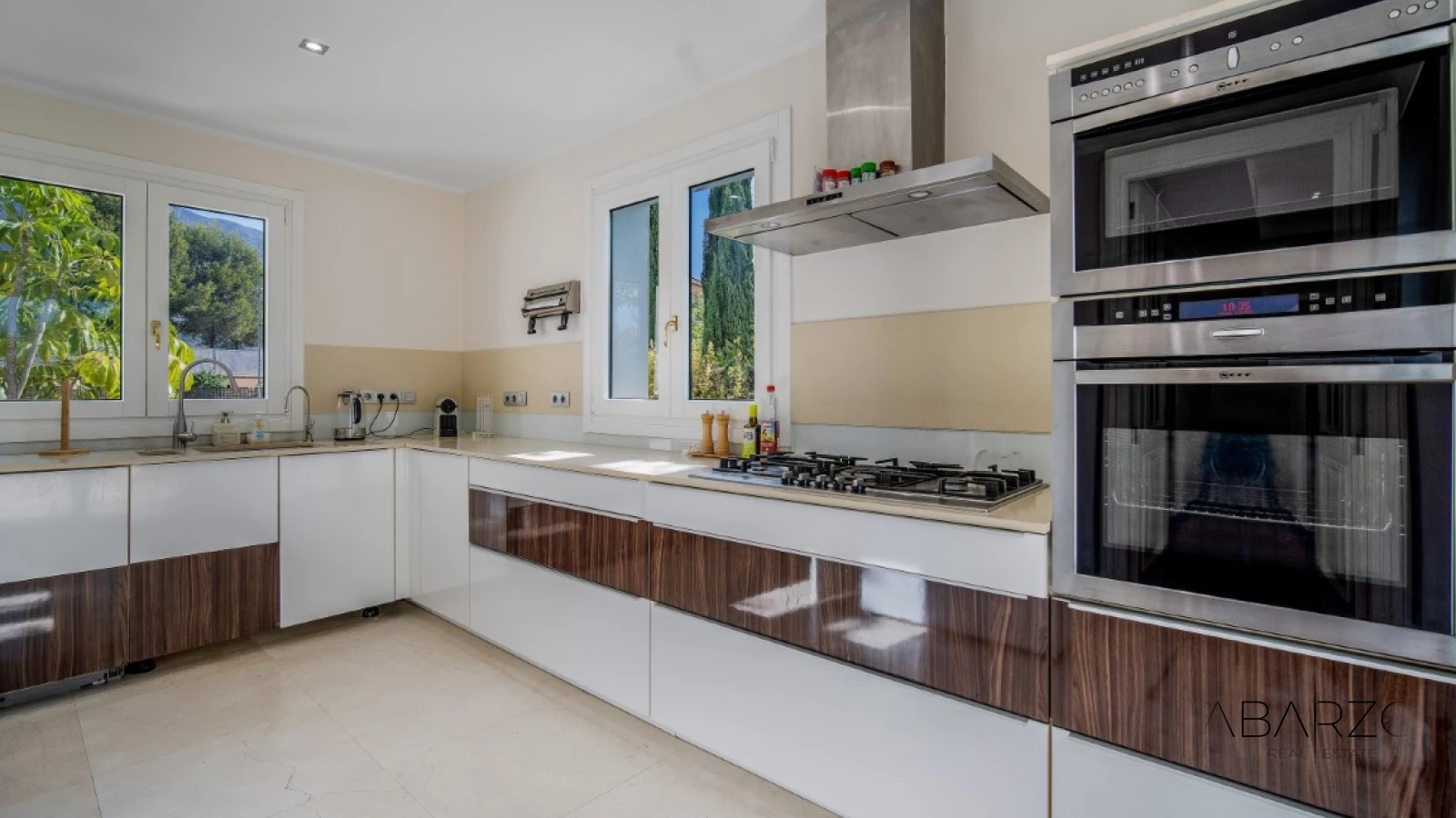 Renovation Opportunity: Four-Bedroom South-Facing Villa in Las Lomas de Magna Marbella — interior, Golden Mile, Marbella (11 of 31)