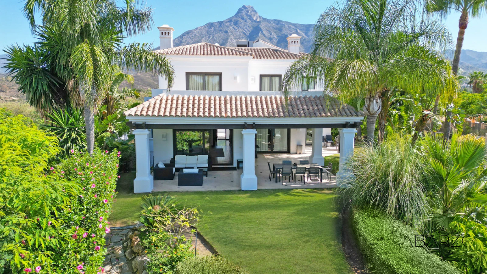Renovation Opportunity: Four-Bedroom South-Facing Villa in Las Lomas de Magna Marbella — luxury property for sale in Golden Mile, Marbella