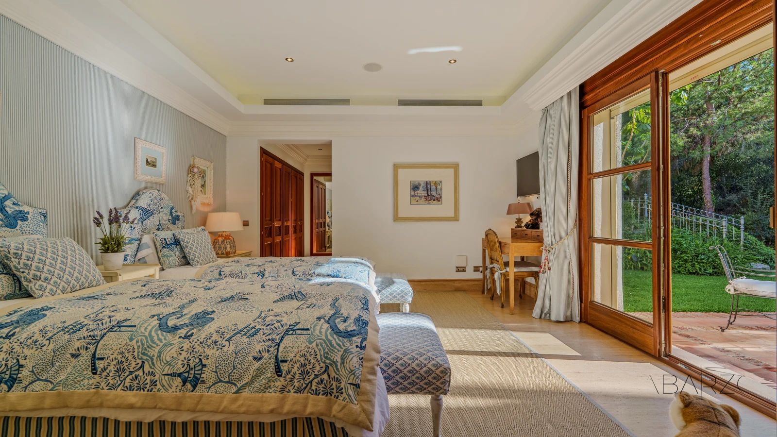 Outstanding Andalusian Villa in Marbella Golden Mile with Heated Pool and Panoramic Views — interior, Golden Mile, Marbella (39 of 50)