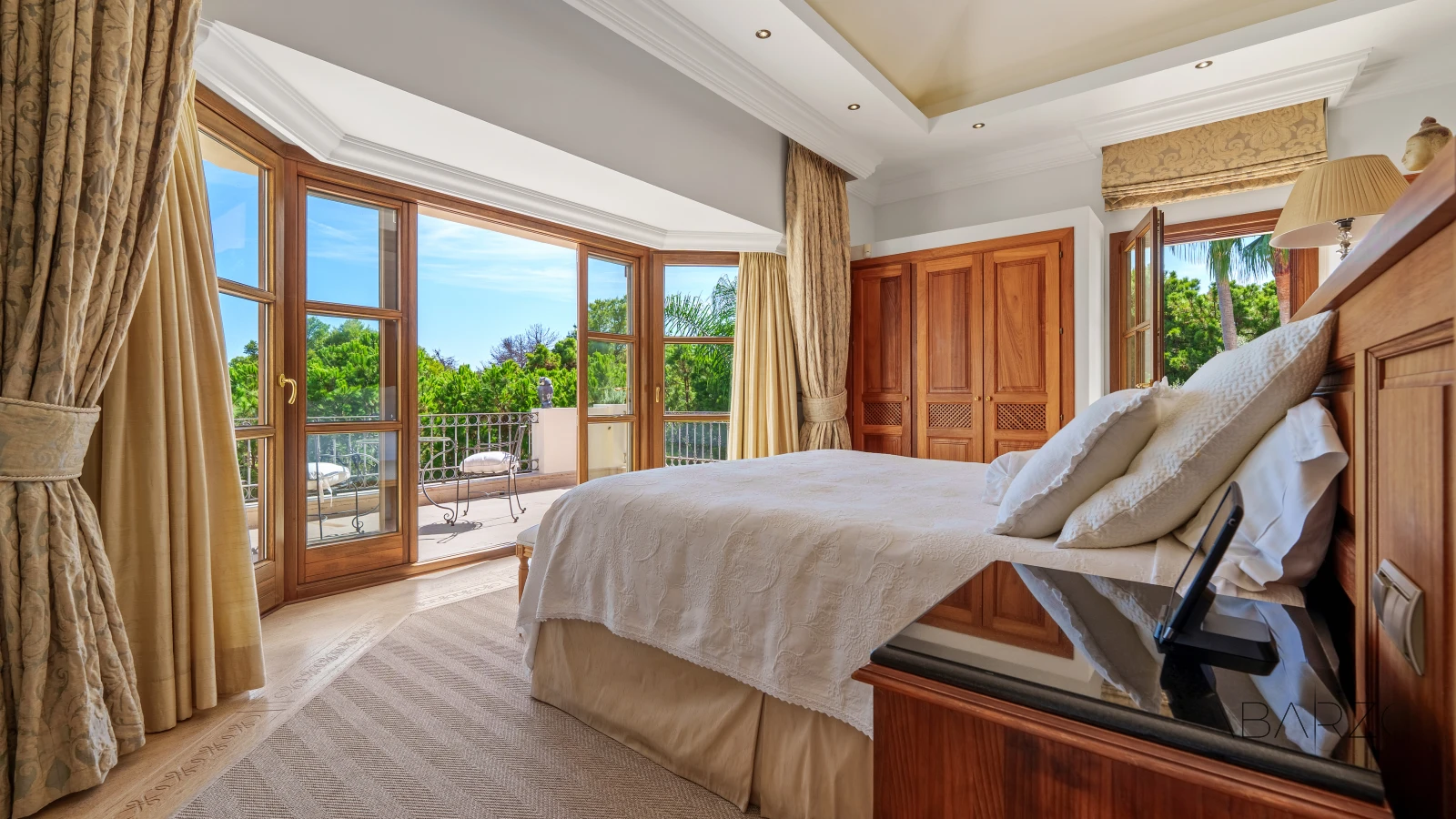 Outstanding Andalusian Villa in Marbella Golden Mile with Heated Pool and Panoramic Views — interior, Golden Mile, Marbella (23 of 50)