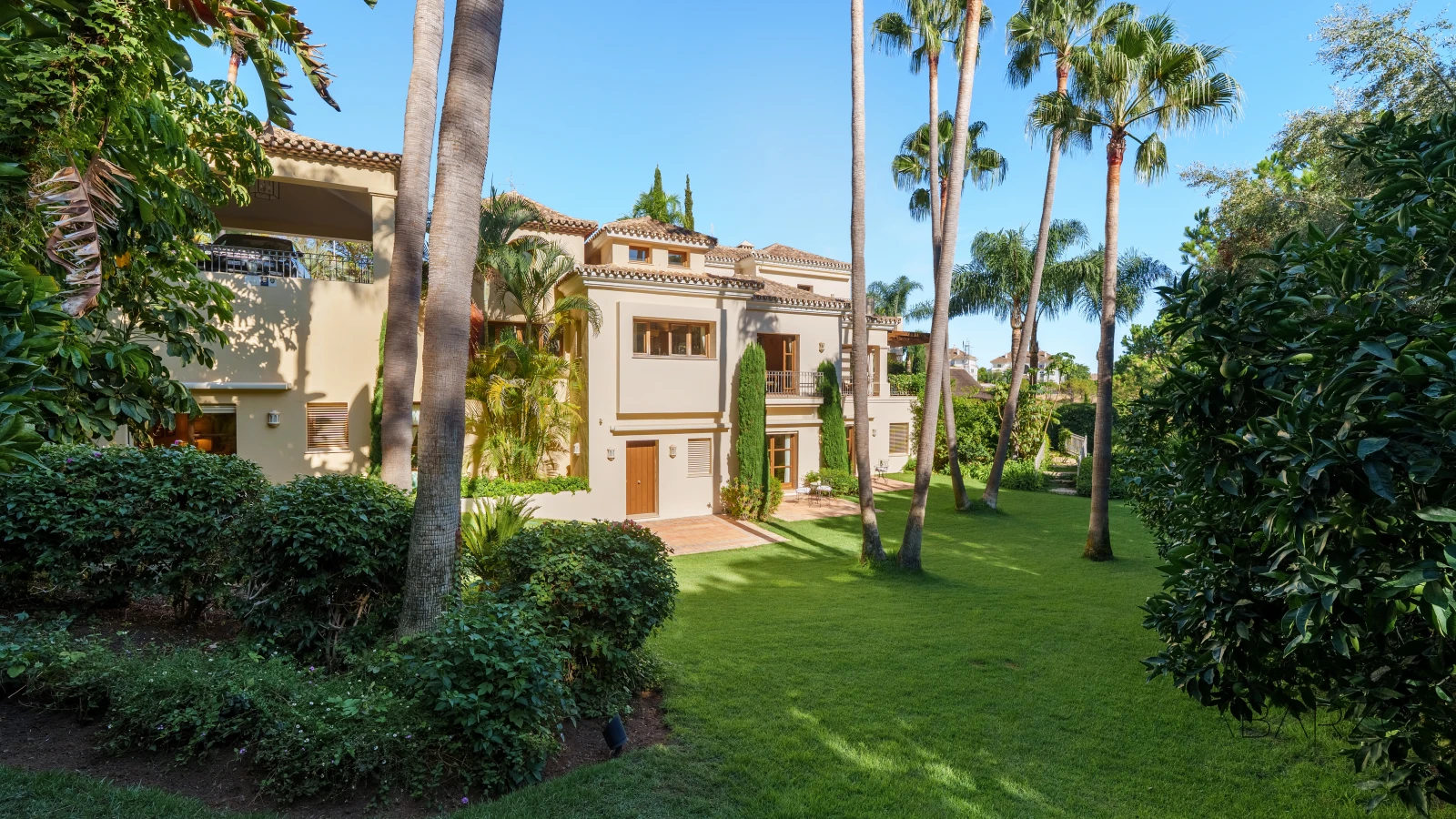 Outstanding Andalusian Villa in Marbella Golden Mile with Heated Pool and Panoramic Views — interior, Golden Mile, Marbella (32 of 50)