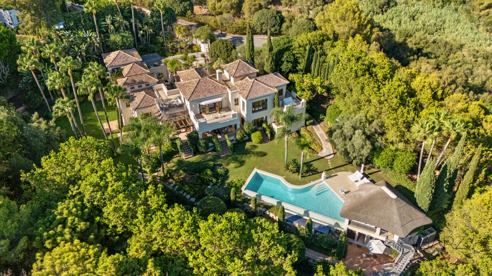 Outstanding Andalusian Villa in Marbella Golden Mile with Heated Pool and Panoramic Views — interior, Golden Mile, Marbella (49 of 50)