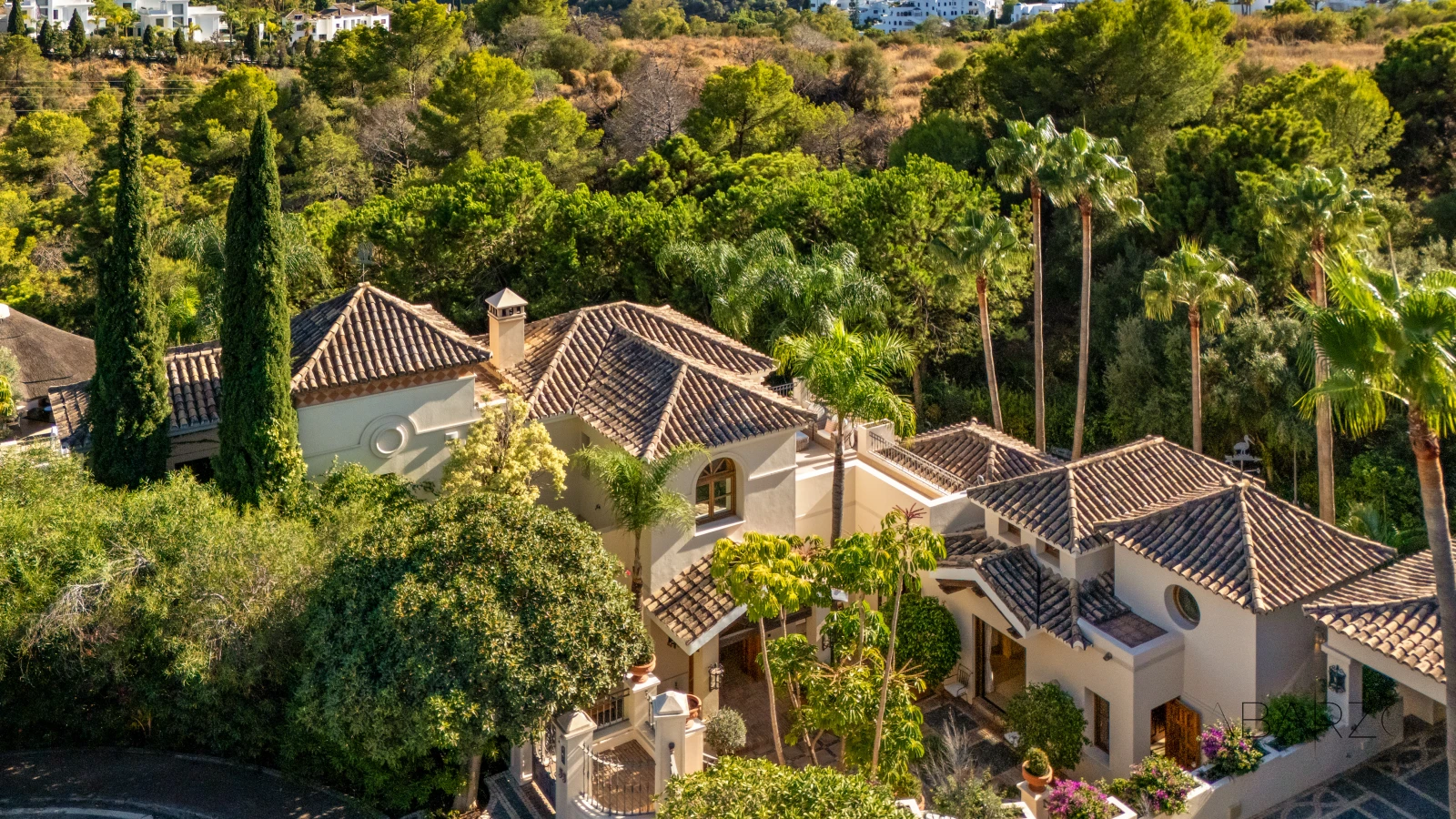 Outstanding Andalusian Villa in Marbella Golden Mile with Heated Pool and Panoramic Views — interior, Golden Mile, Marbella (50 of 50)