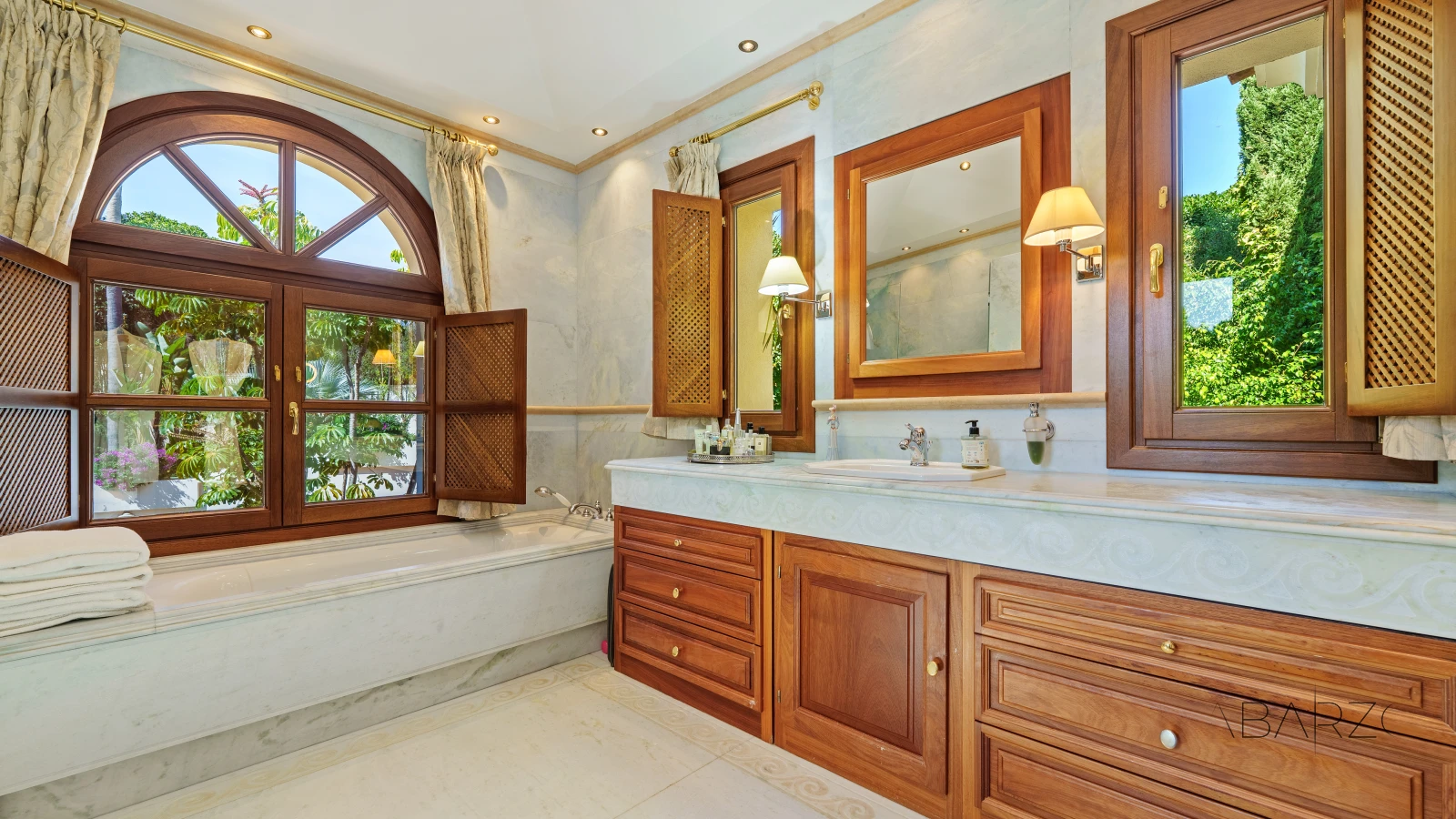 Outstanding Andalusian Villa in Marbella Golden Mile with Heated Pool and Panoramic Views — interior, Golden Mile, Marbella (26 of 50)