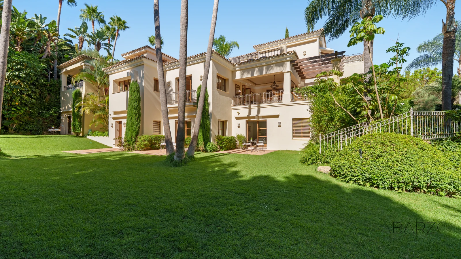 Outstanding Andalusian Villa in Marbella Golden Mile with Heated Pool and Panoramic Views — interior, Golden Mile, Marbella (8 of 50)