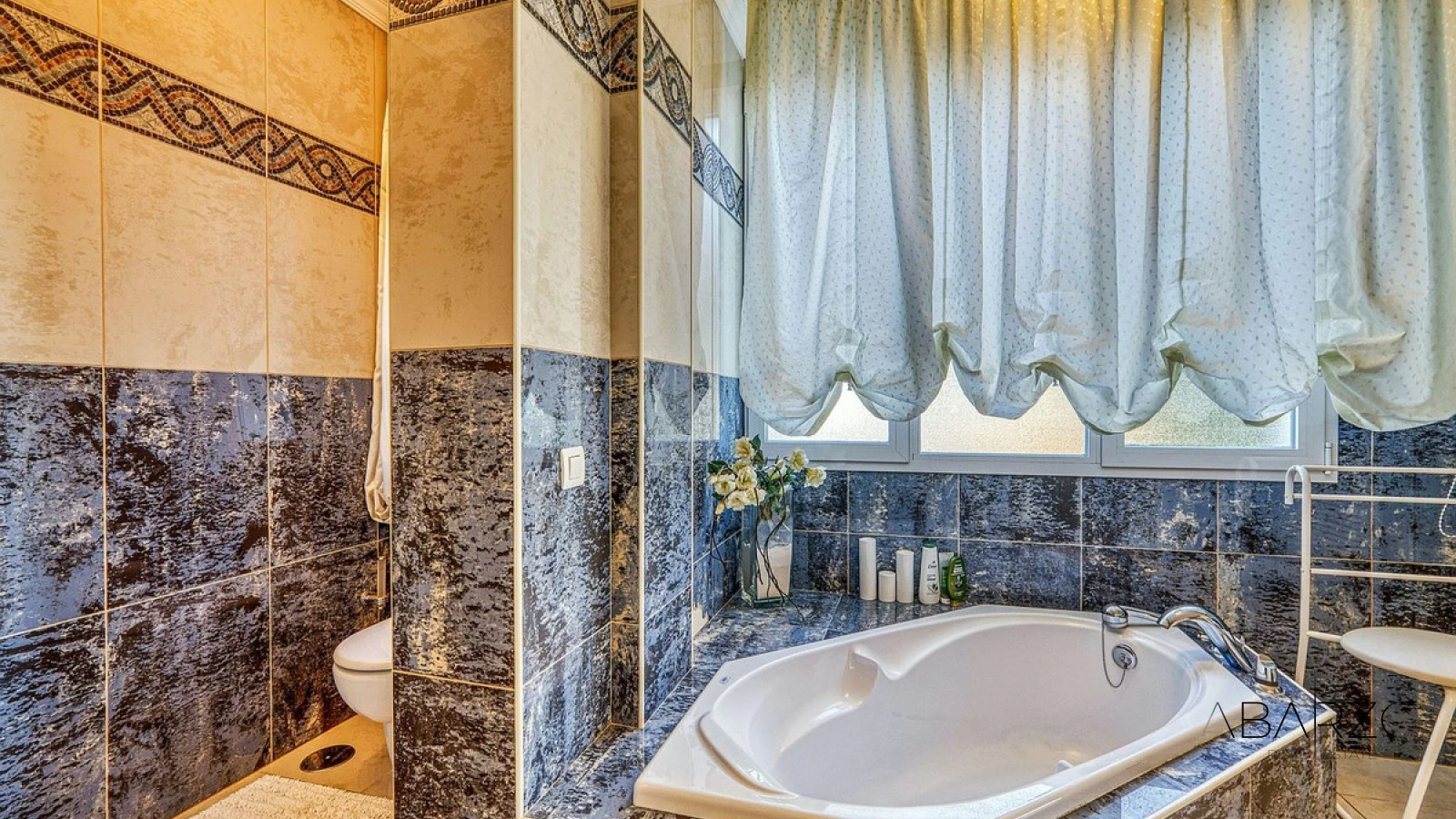 Villa configurada como cuatro apartamentos independientes en Hacienda Las Chapas, Marbella Este — interior, Marbella East, Marbella (30 of 46)