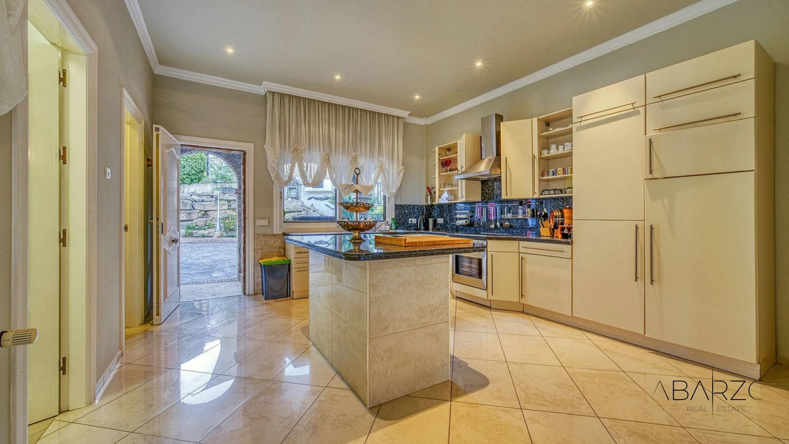Villa configurada como cuatro apartamentos independientes en Hacienda Las Chapas, Marbella Este — interior, Marbella East, Marbella (3 of 46)