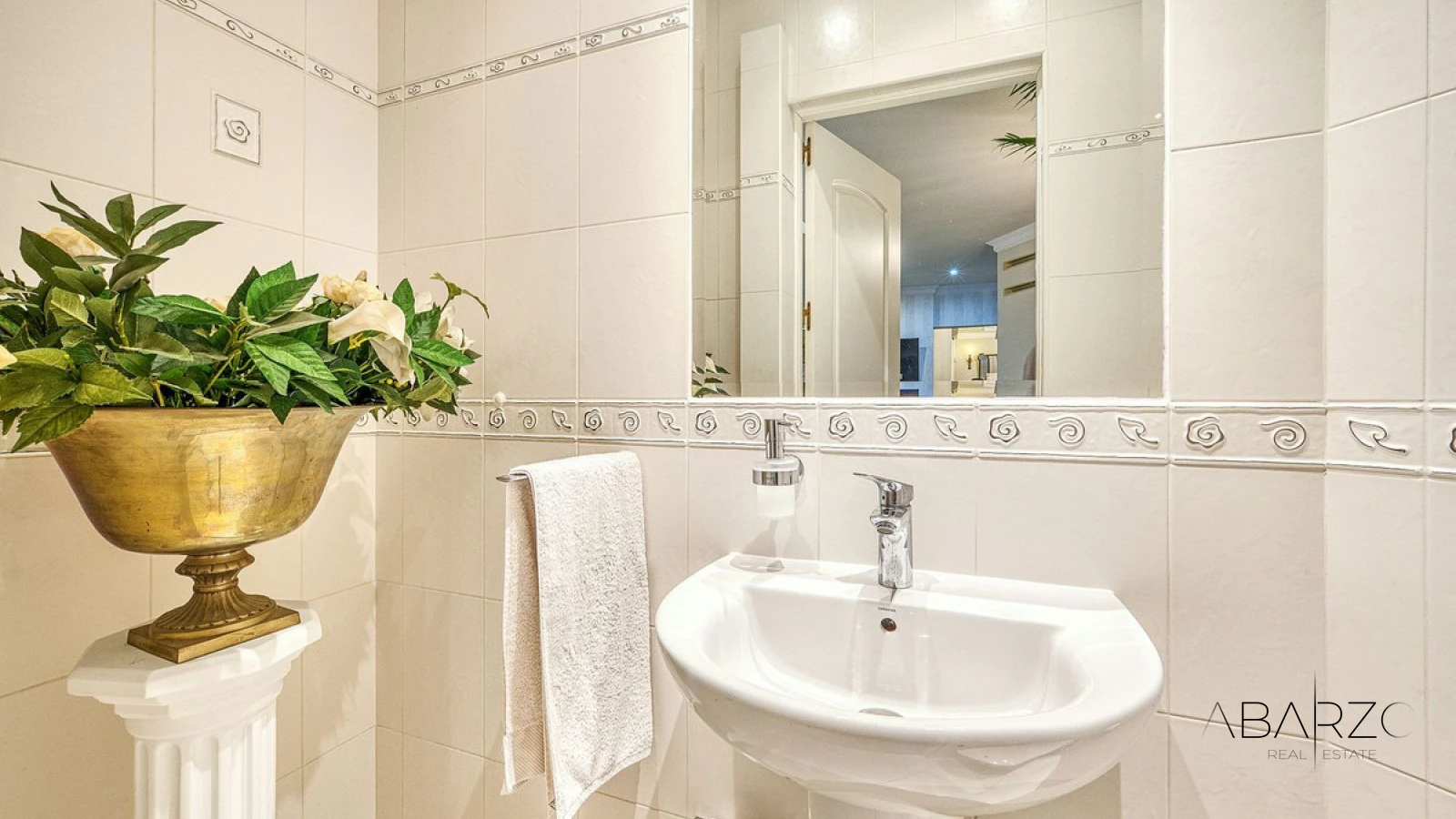 Villa configurada como cuatro apartamentos independientes en Hacienda Las Chapas, Marbella Este — interior, Marbella East, Marbella (16 of 46)
