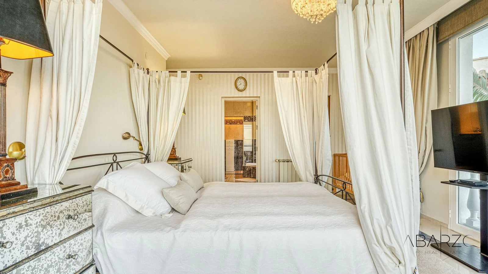 Villa configurada como cuatro apartamentos independientes en Hacienda Las Chapas, Marbella Este — interior, Marbella East, Marbella (28 of 46)