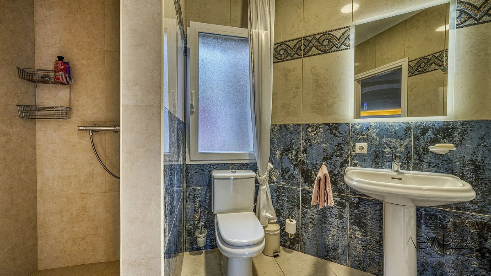 Villa configurada como cuatro apartamentos independientes en Hacienda Las Chapas, Marbella Este — interior, Marbella East, Marbella (33 of 46)