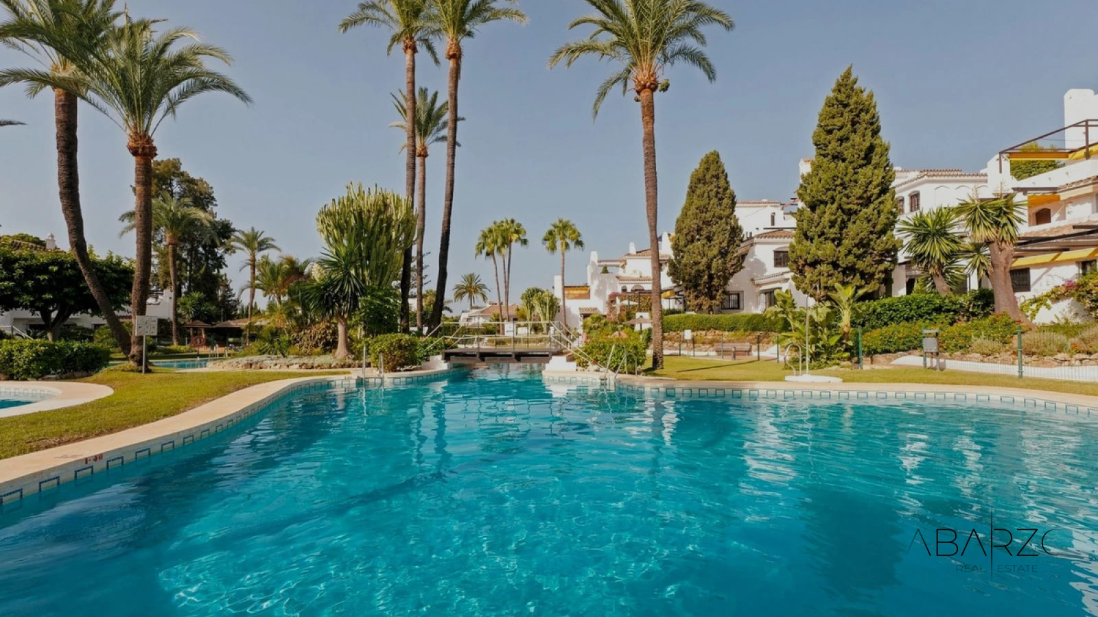 Apartamento reformado con terraza al oeste en Aldea Blanca, Nueva Andalucía, Marbella — luxury property for sale in Nueva Andalucía, Marbella