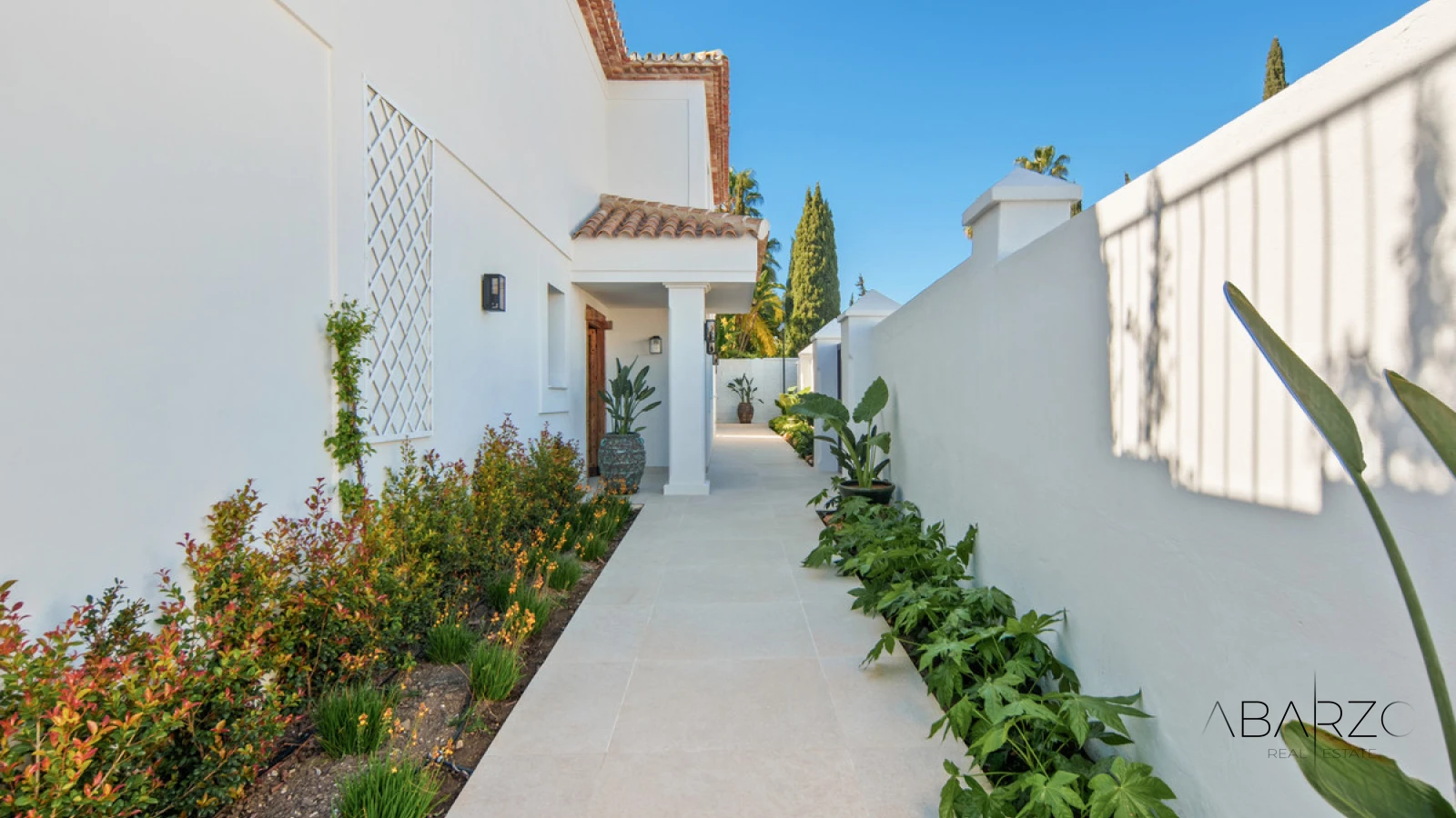 Frontline Golf Villa in La Cerquilla, Nueva Andalucía with Pool, Jacuzzi, and Guest House — interior, Nueva Andalucía, Marbella (35 of 49)