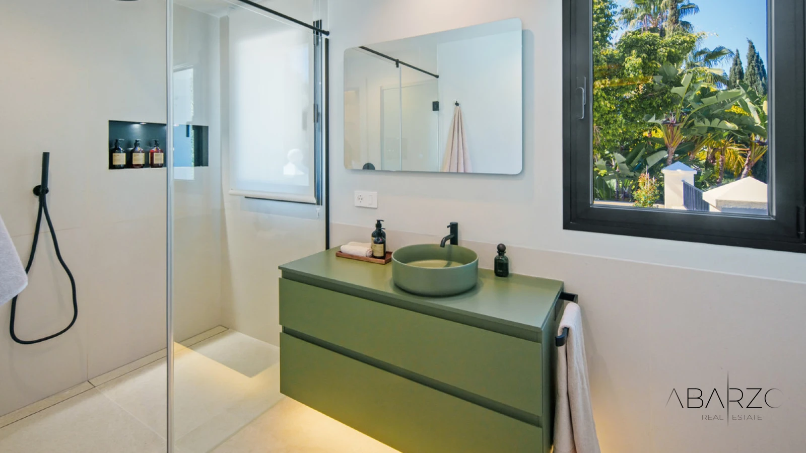 Frontline Golf Villa in La Cerquilla, Nueva Andalucía with Pool, Jacuzzi, and Guest House — interior, Nueva Andalucía, Marbella (22 of 49)