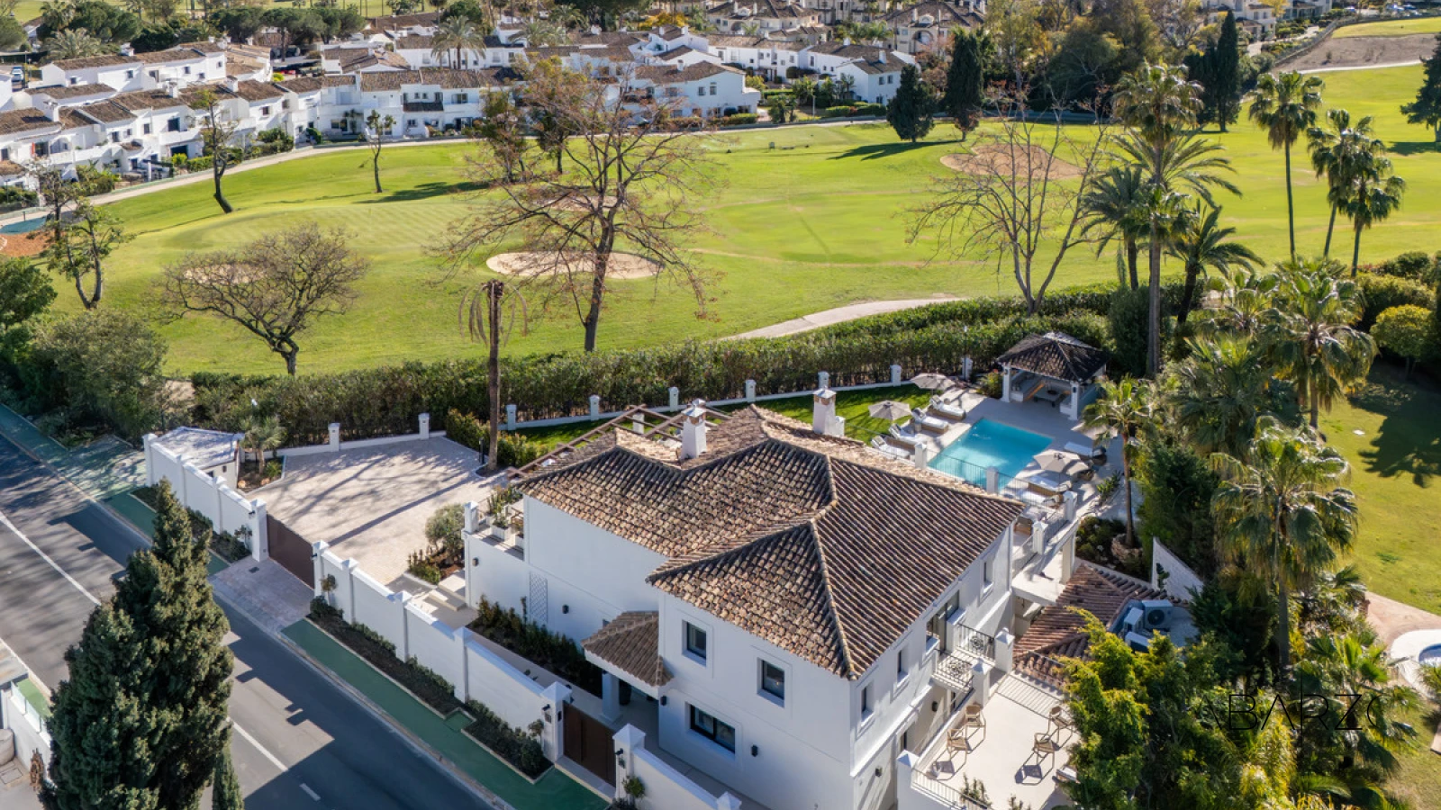 Frontline Golf Villa in La Cerquilla, Nueva Andalucía with Pool, Jacuzzi, and Guest House — interior, Nueva Andalucía, Marbella (49 of 49)