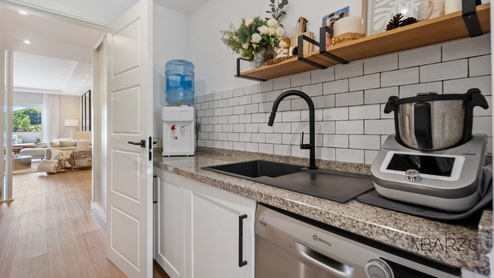 Renovated Apartment in Balcones de Puente Romano, The Golden Mile, Marbella — interior, Golden Mile, Marbella (9 of 32)