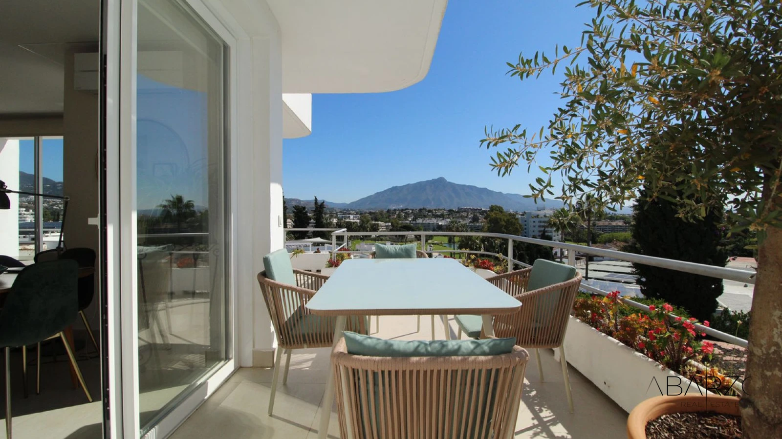 Apartamento de esquina reformado con vistas al mar, al golf y a La Concha en Guadalmina Alta, Marbella — interior, Guadalmina Alta, San Pedro de Alcántara (17 of 23)