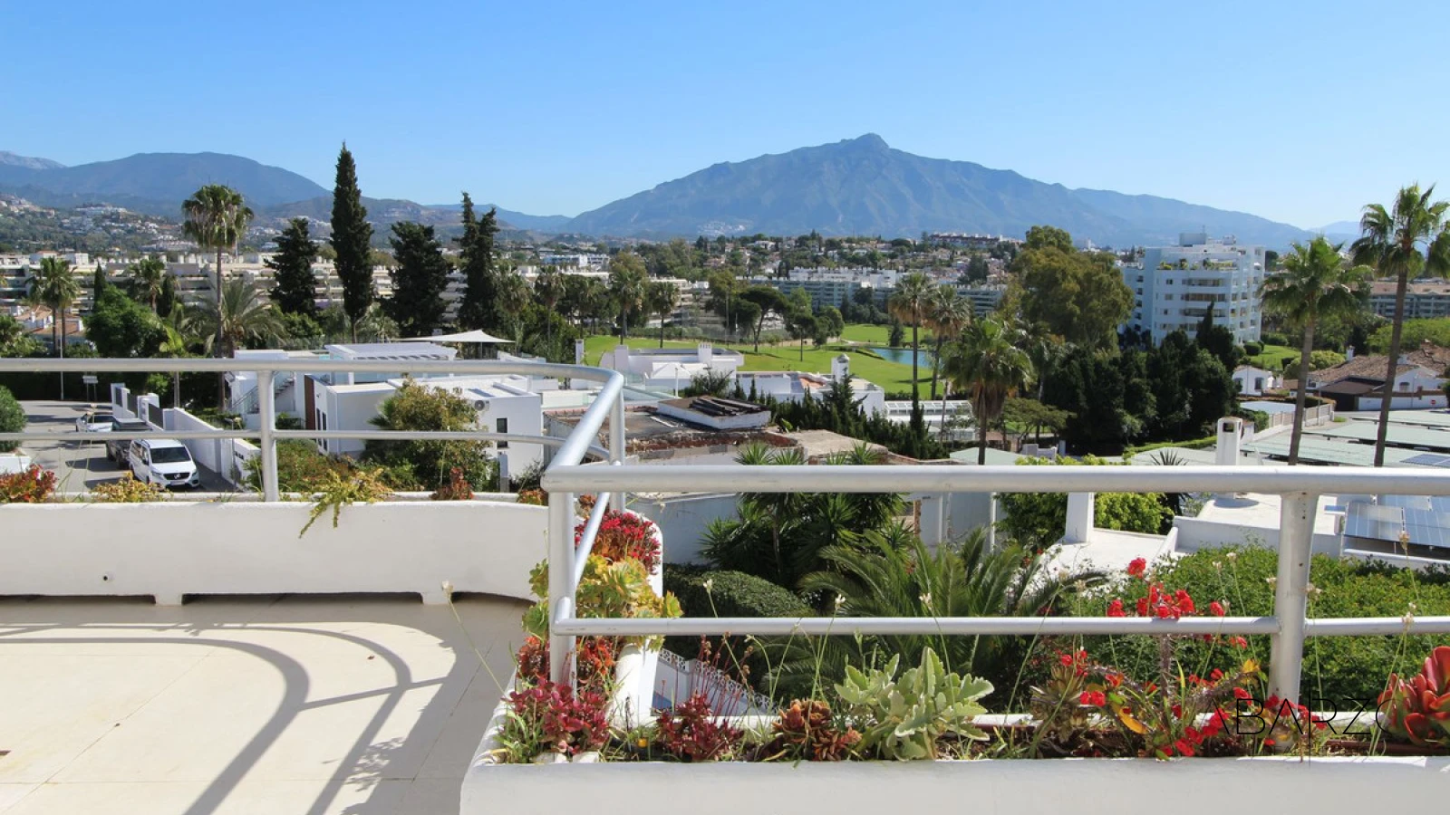 Apartamento de esquina reformado con vistas al mar, al golf y a La Concha en Guadalmina Alta, Marbella — luxury property for sale in Guadalmina Alta, San Pedro de Alcántara