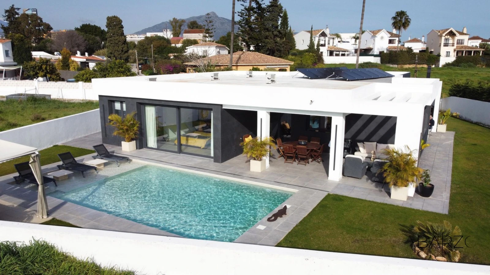 Villa moderna junto a la playa en San Pedro de Alcántara con piscina y jardín — luxury property for sale in Guadalmina Baja, San Pedro de Alcántara