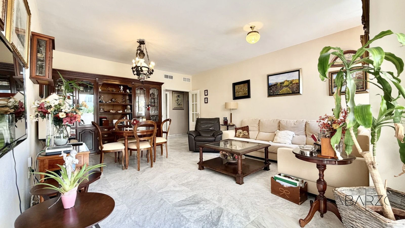 Spacious Ground Floor Apartment on Marbella's Golden Mile Near the Beach — interior, Golden Mile, Marbella (2 of 31)
