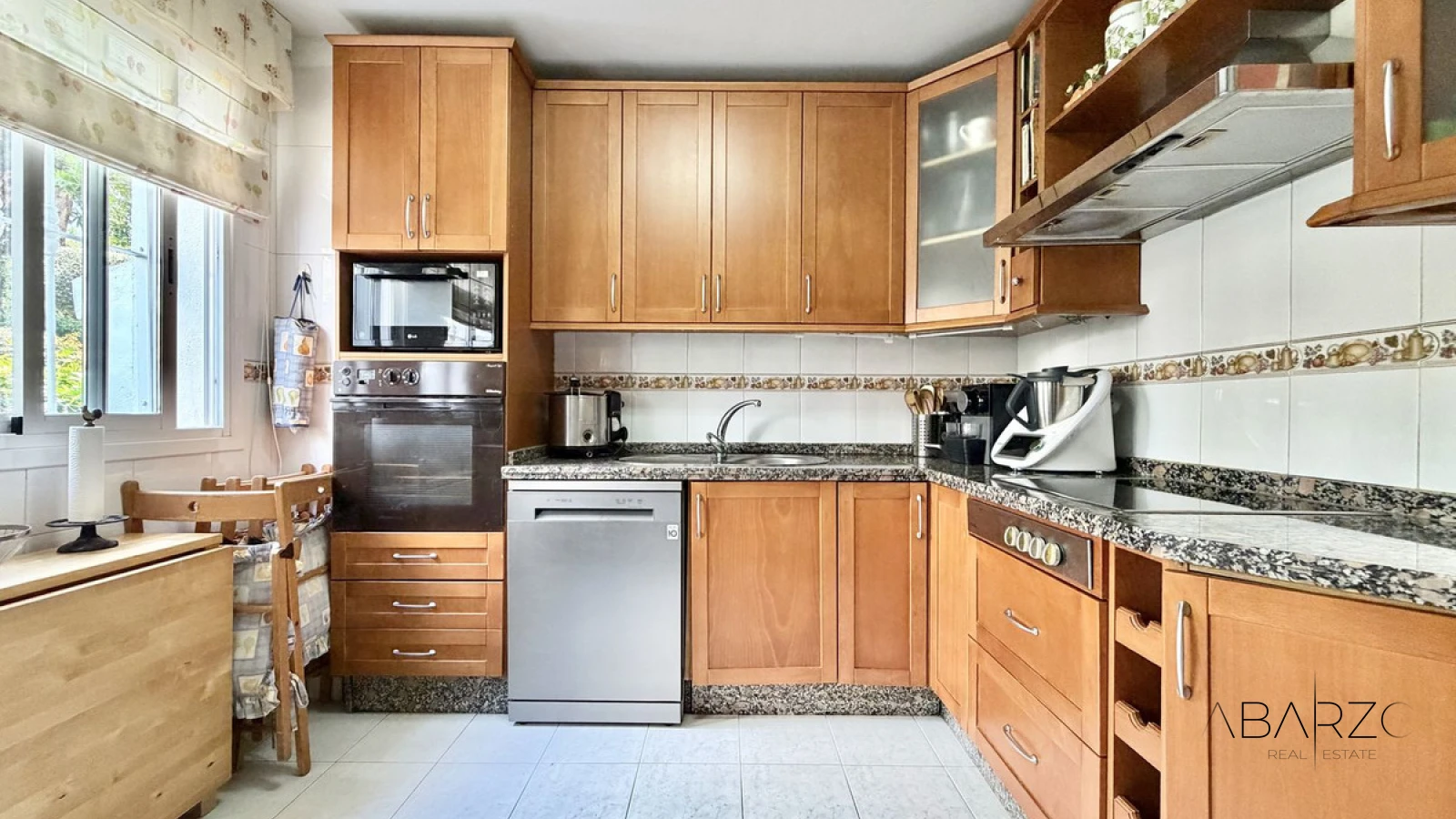 Spacious Ground Floor Apartment on Marbella's Golden Mile Near the Beach — interior, Golden Mile, Marbella (12 of 31)